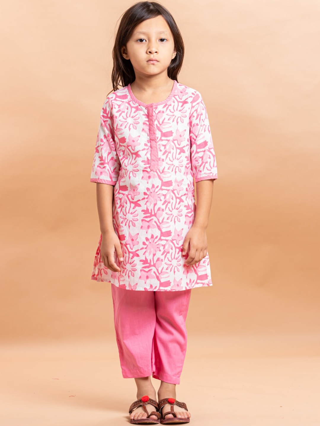 

Sangria Girls Floral Printed Pure Cotton Straight Kurta With Trousers, Pink