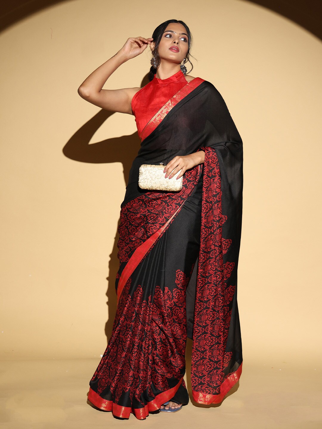 

VASTRANAND Floral Printed Saree, Black