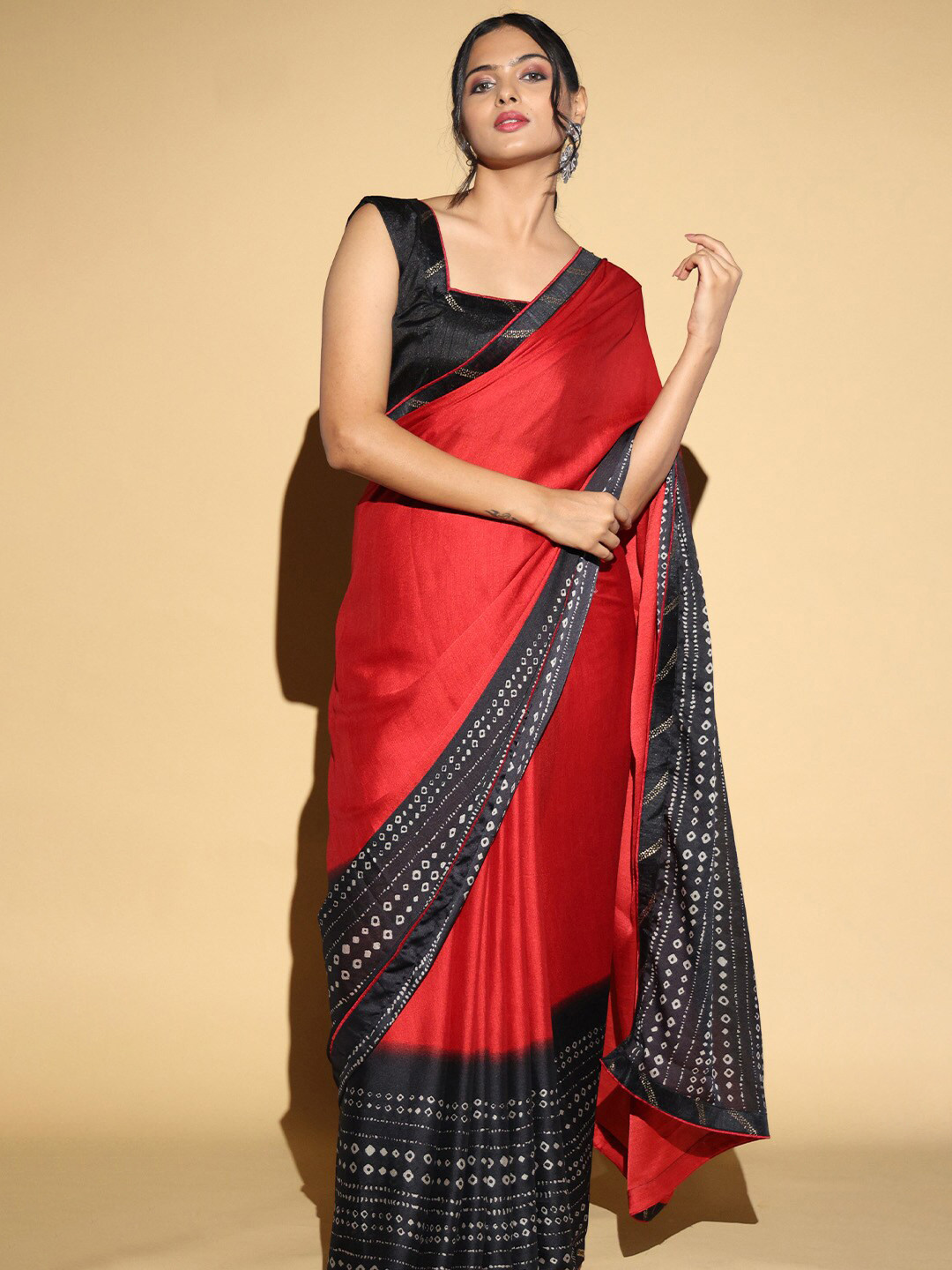 

VASTRANAND Printed Border Saree, Black