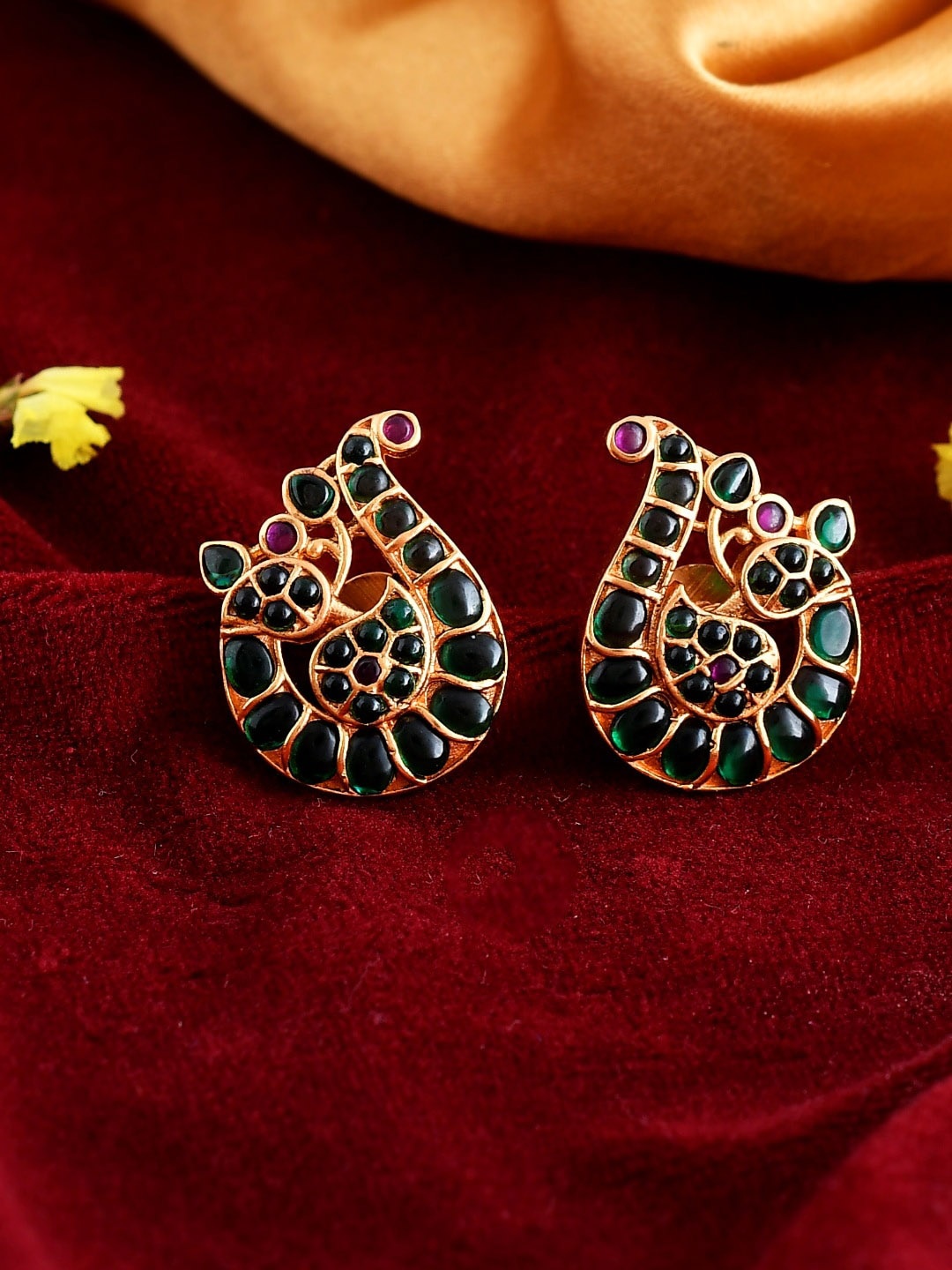 

Ishhaara Gold Plated Paisley Shaped Kundan Studs Earrings