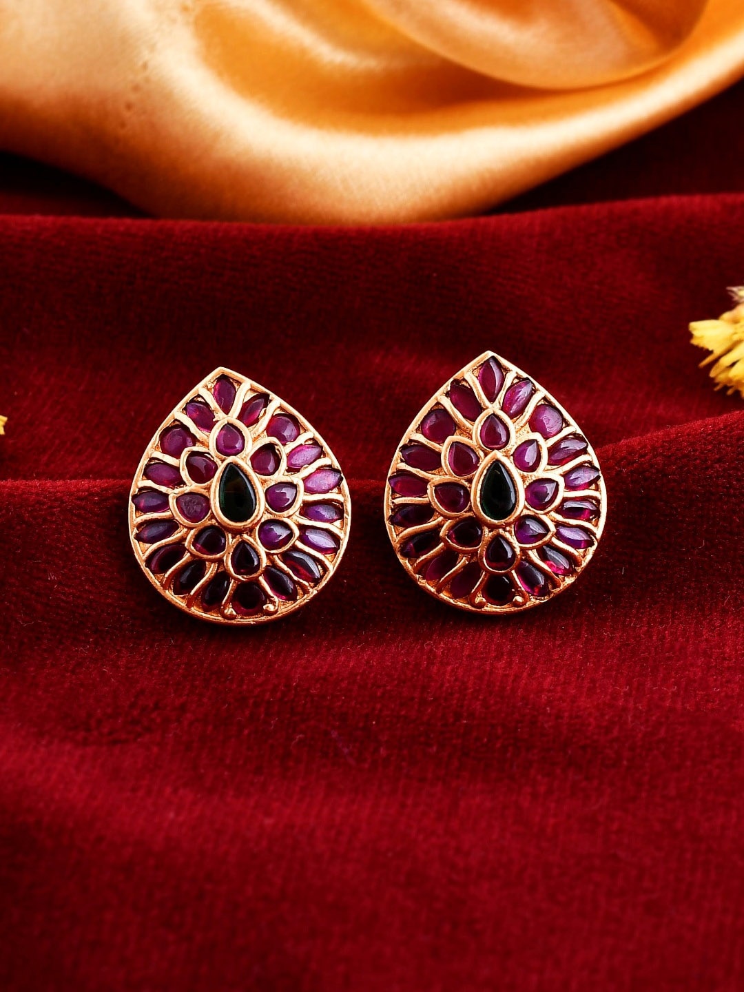 

Ishhaara Stone Studded Studs Earrings, Gold