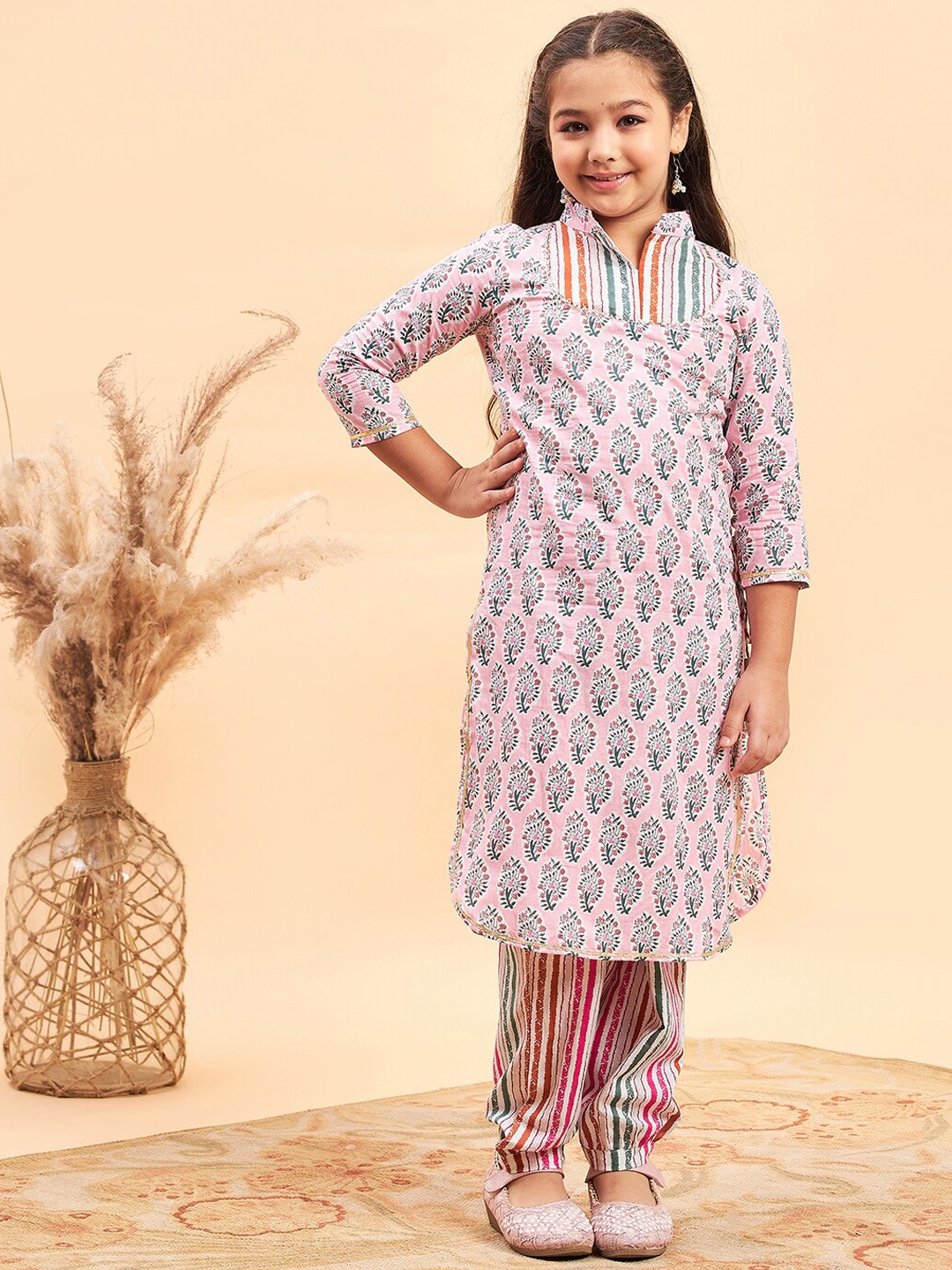 

Stylo Bug Girls Ethnic Motifs Printed Mandarin Collar Pure Cotton Kurti with Pyjamas, Pink