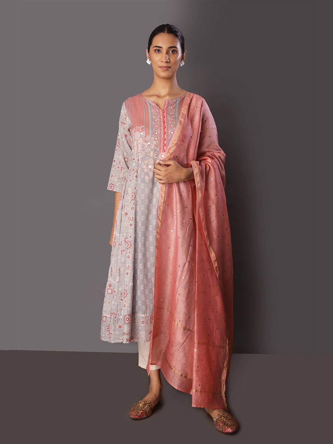 

PINKSKY Pink & Gold-Toned Embroidered Pure Silk Dupatta with Mirror Work