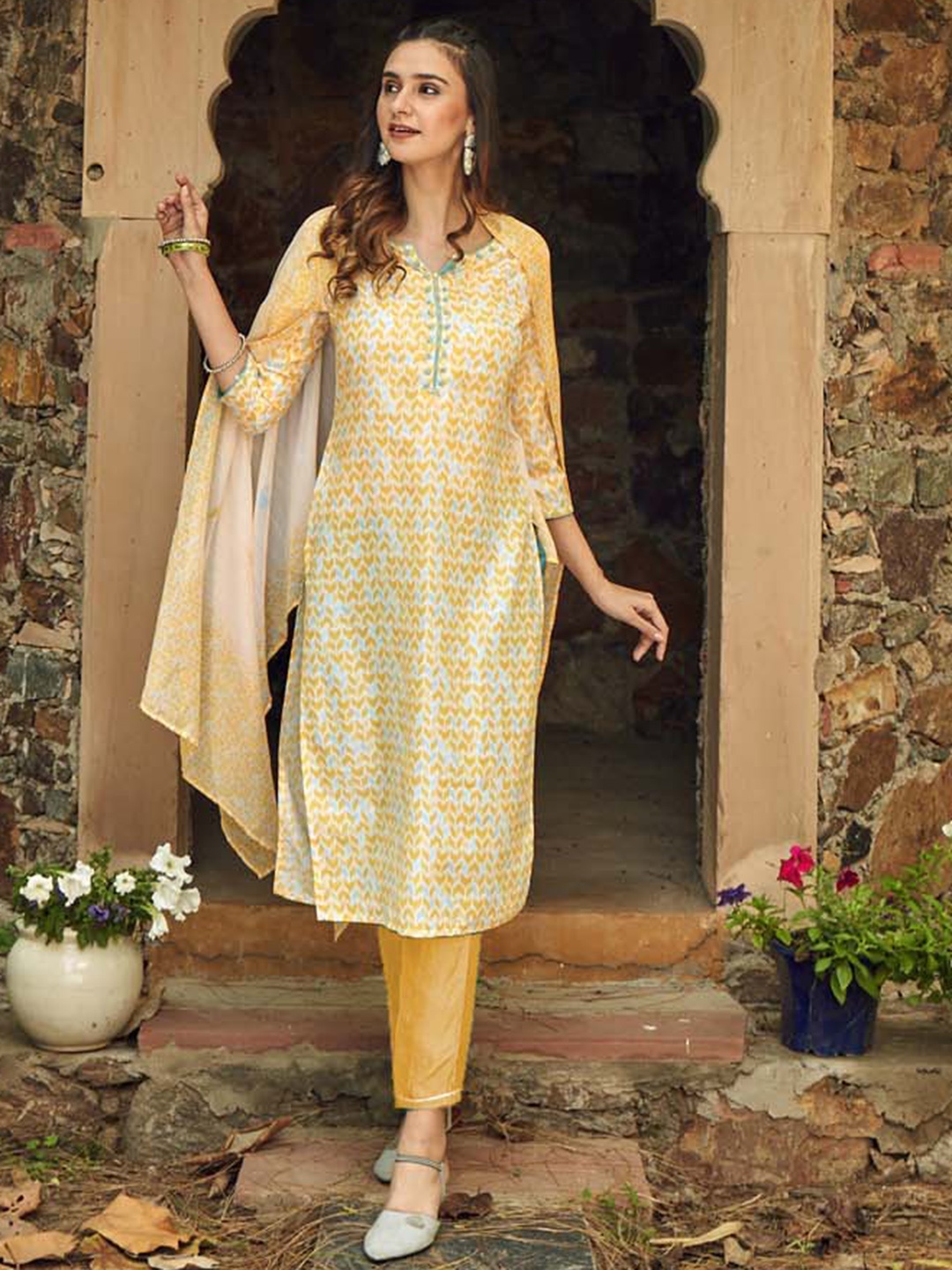 

Ishin Ethnic Motifs Printed Regular Pure Cotton Kurta With Trousers & Dupatta, Yellow