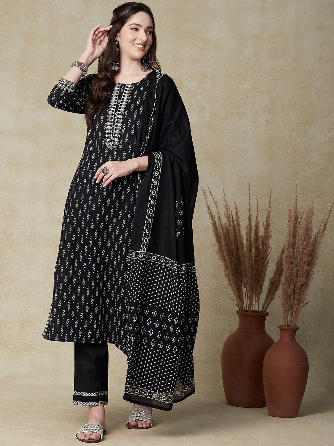 

FASHOR Ethnic Motifs Three-Quarter Sleeves Thread Work Cotton Kurta Set With Dupatta, Black