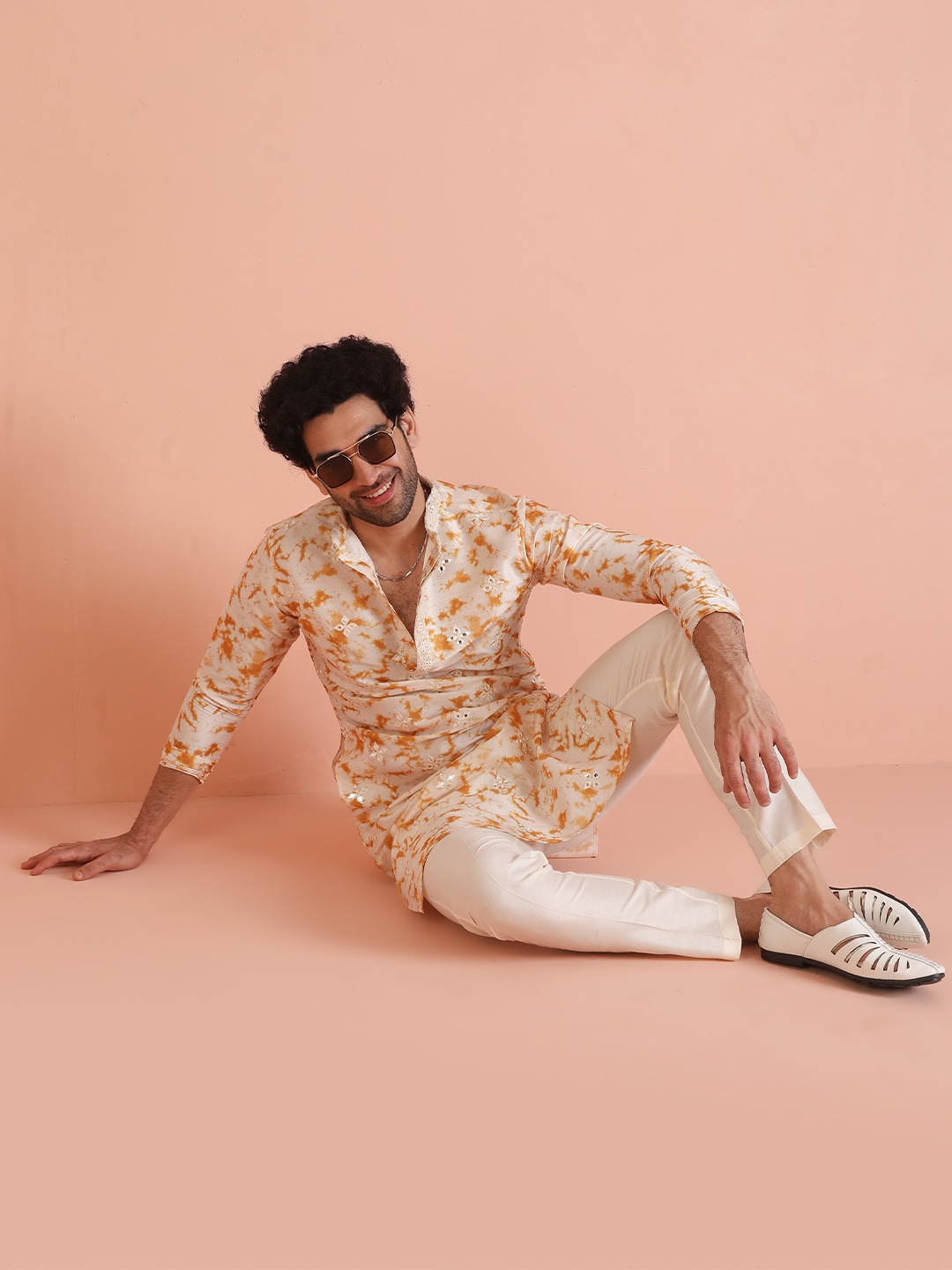 

KISAH Abstract Printed Mirror Work Straight Kurta With Trousers, White