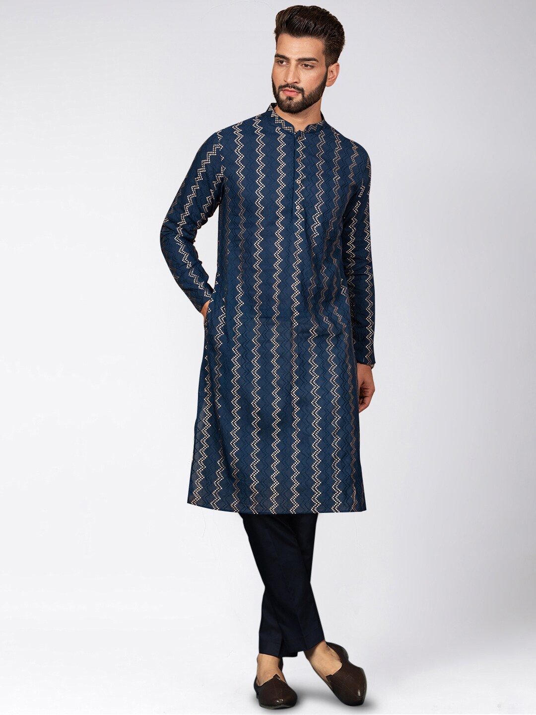 

KISAH Abstract Embroidered Mandarin Collar Straight Kurta With Trousers, Navy blue