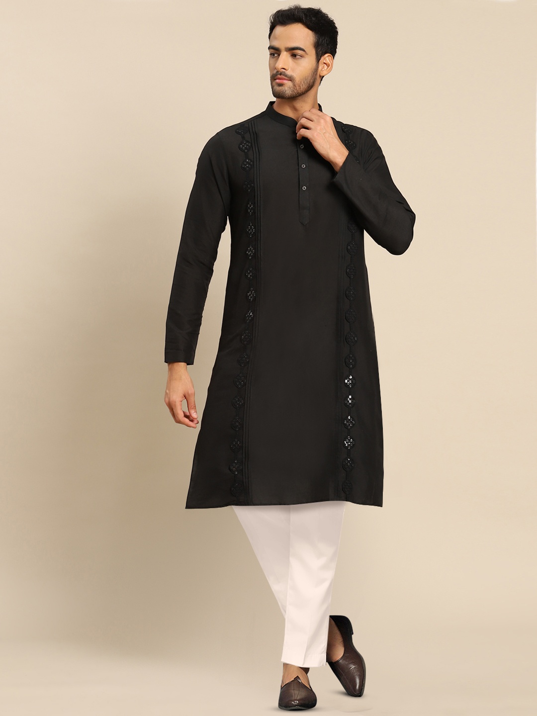 

KISAH Geometric Embroidered Mandarin Collar Mirror Work Kurta With Trousers, Black