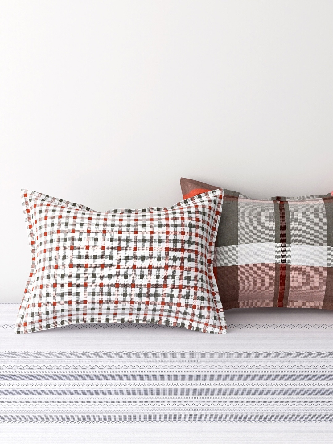 

Salona Bichona White 2 Pieces Printed Pure Cotton Pillow Covers