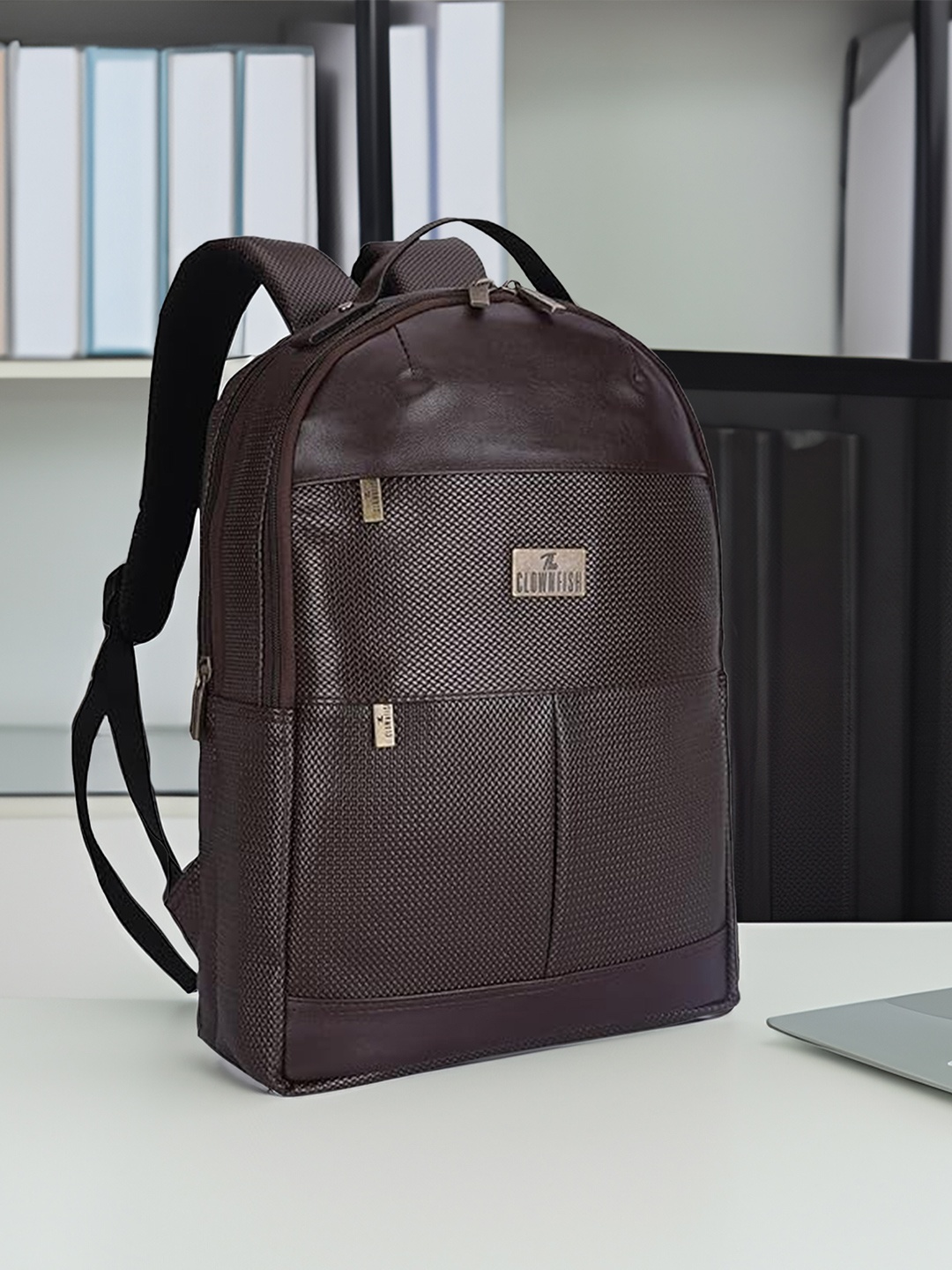 

THE CLOWNFISH Cybershield Unisex Textured Backpack, Brown