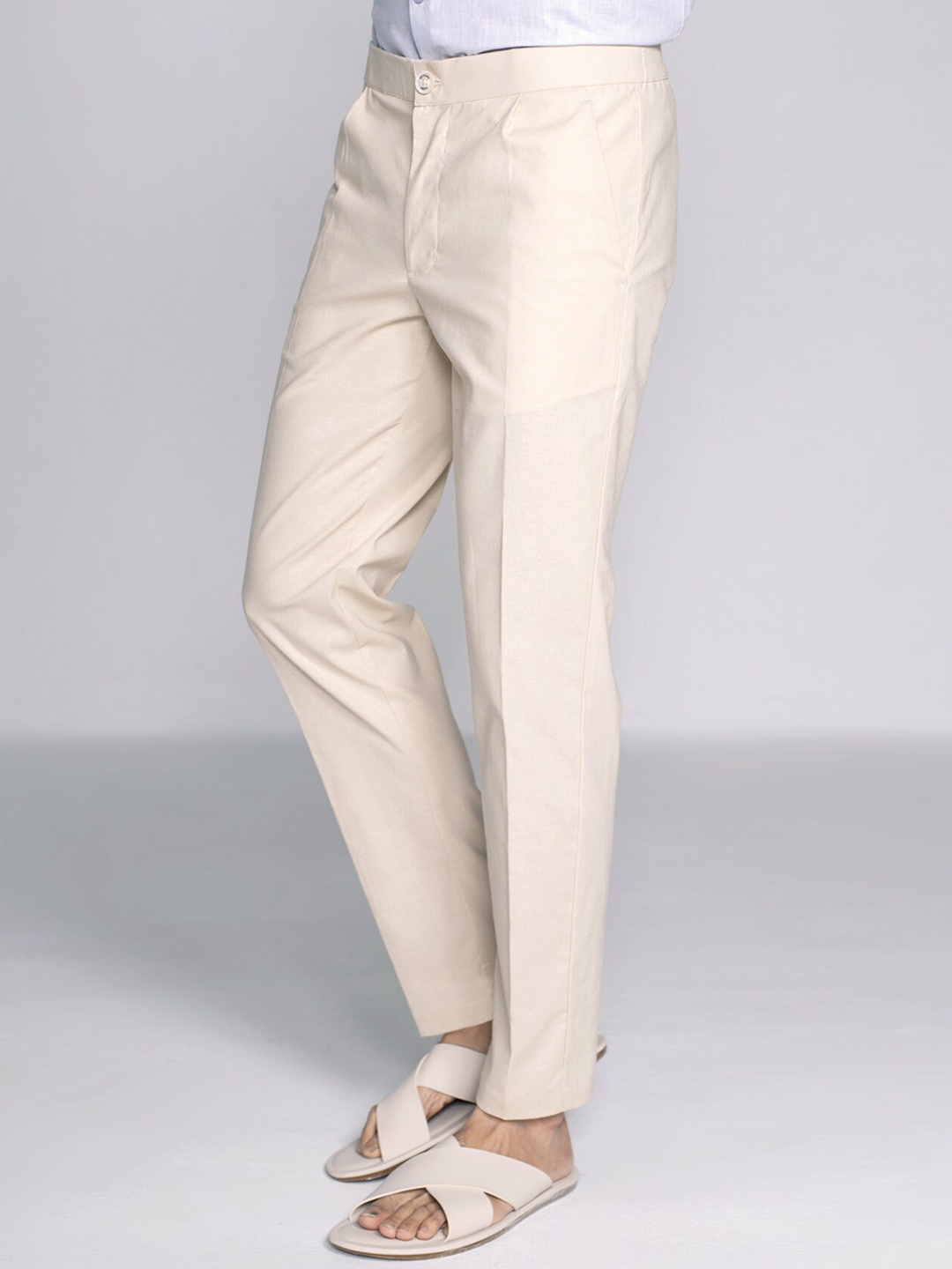 

Beyours Men Relaxed Mid Rise Plain Linen Trousers, Beige