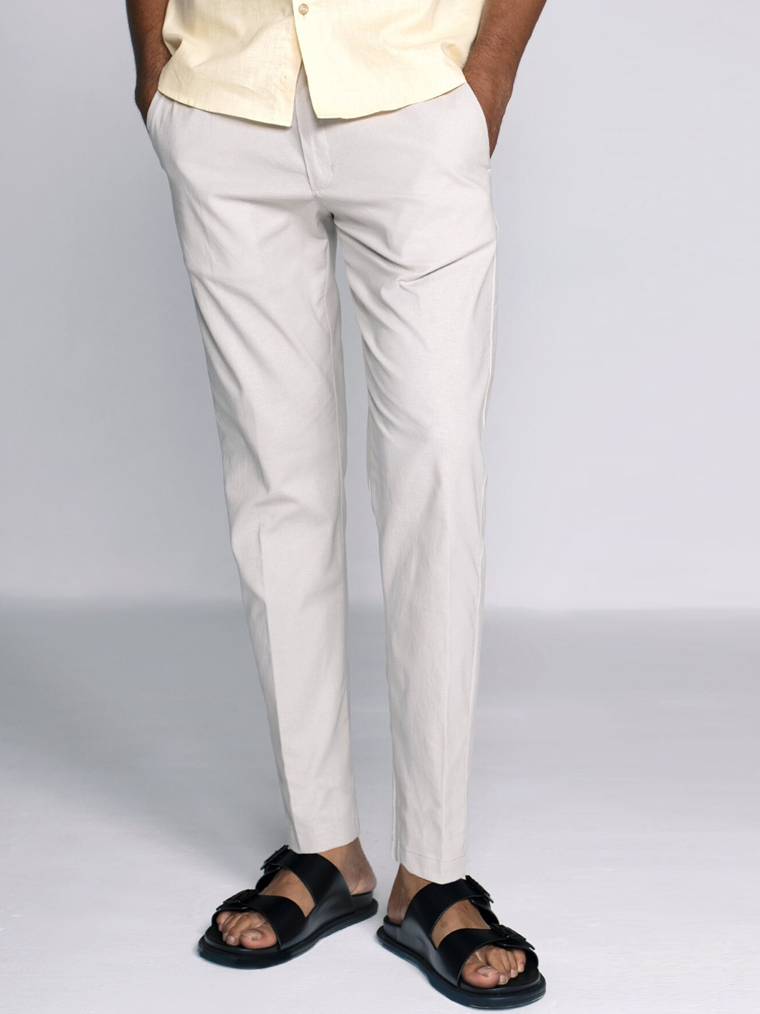 

Beyours Men Relaxed Mid Rise Plain Linen Trousers, Grey