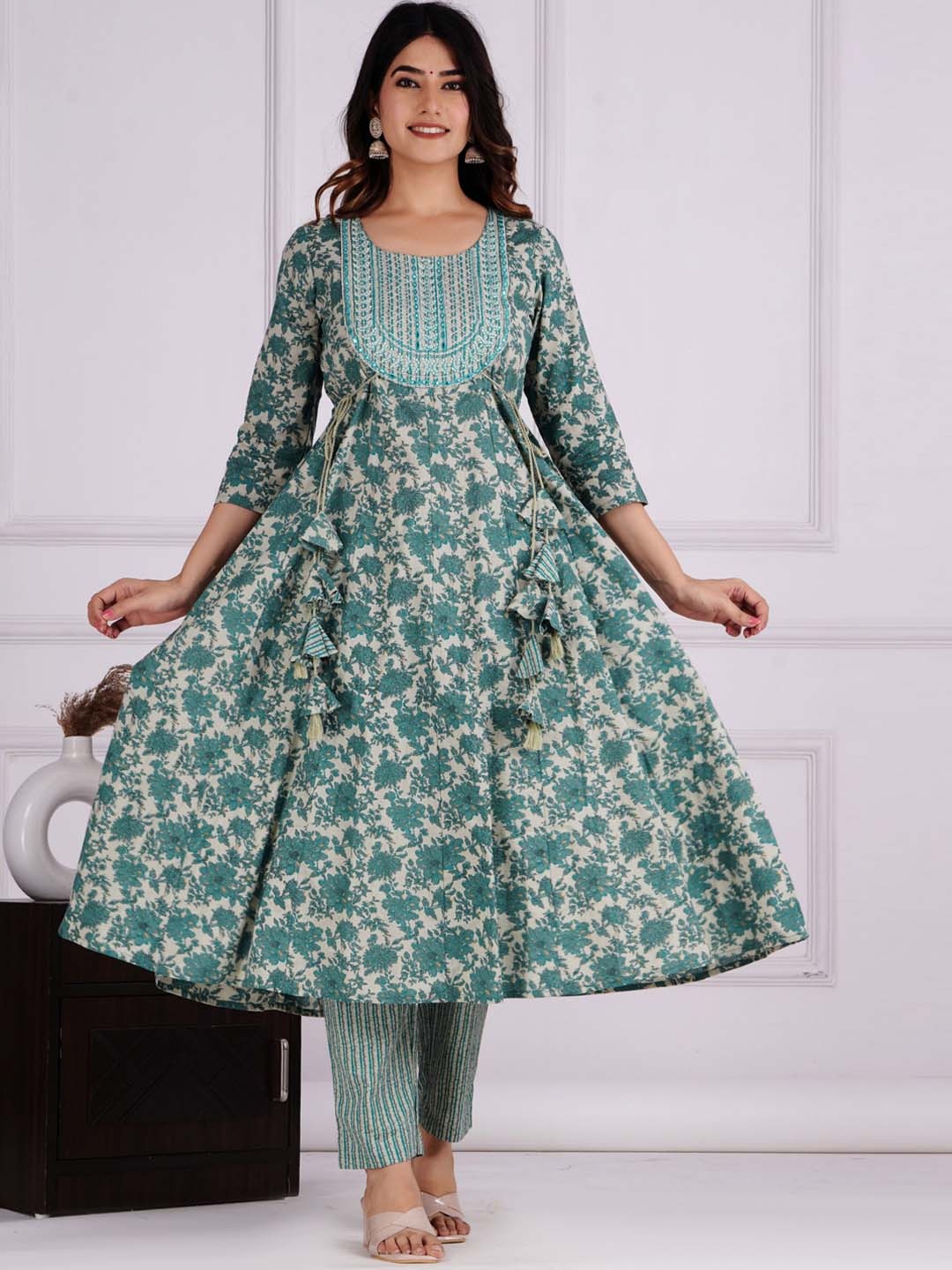 

JAIPURI COLLECTION Floral Printed Regular Pure Cotton Kurta With Trousers & Dupatta, Green