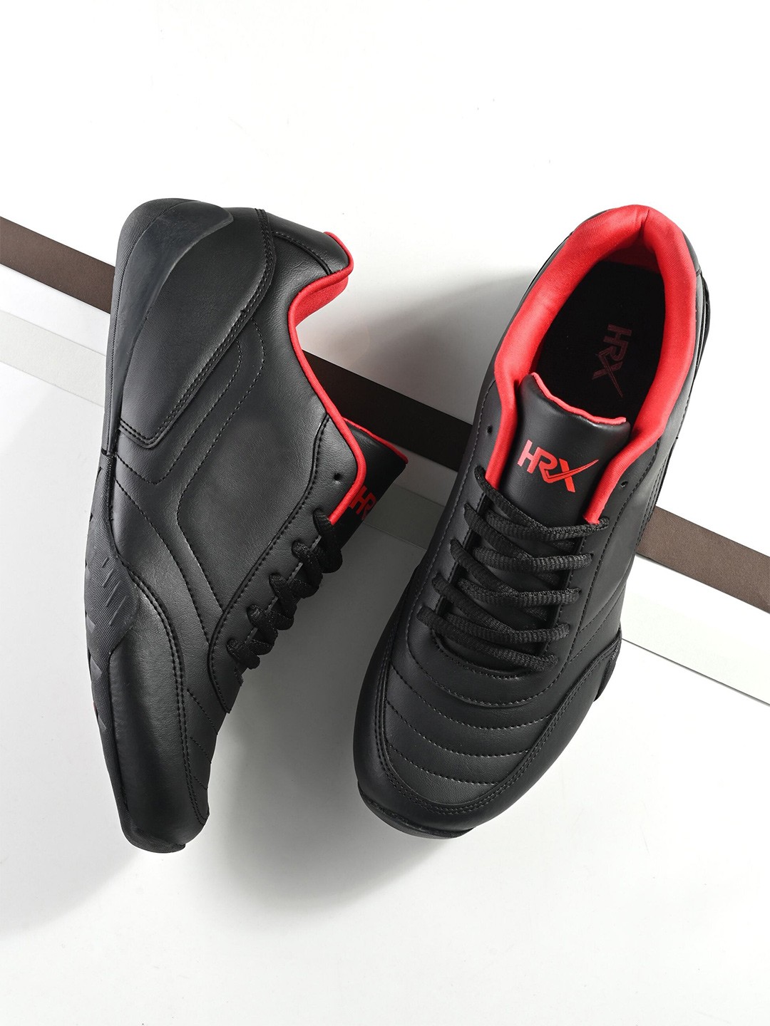 

HRX by Hrithik Roshan Men Black & Red Textured Comfort Insole Sneakers