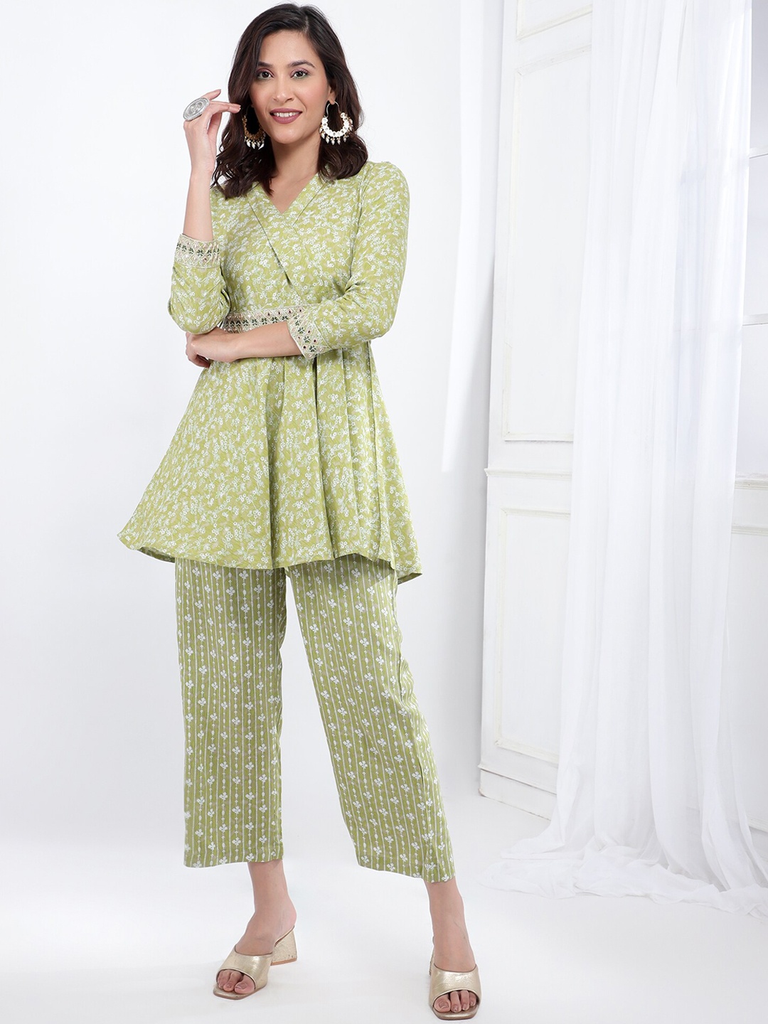 

Bani Women Floral Printed Shawl Collar Tunic & Trouser With Embroidered Belt, Green
