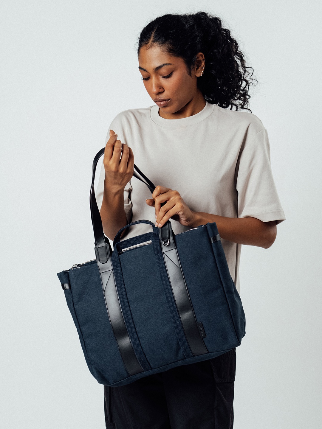 

DailyObjects Textured Structured Shoulder Bag, Navy blue