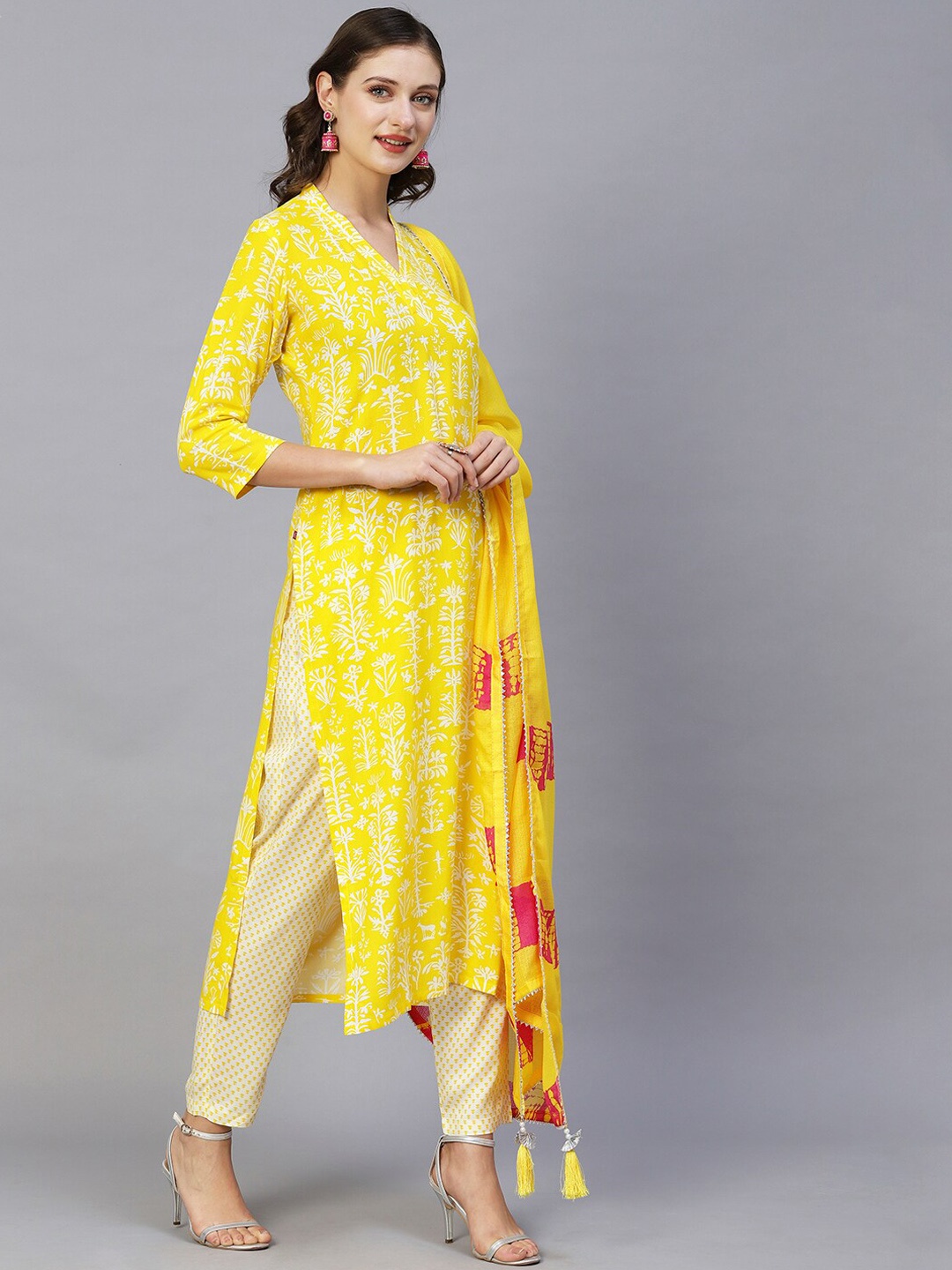 

KALINI Floral Printed V-Neck Straight Kurta & Trousers with Dupatta, Yellow