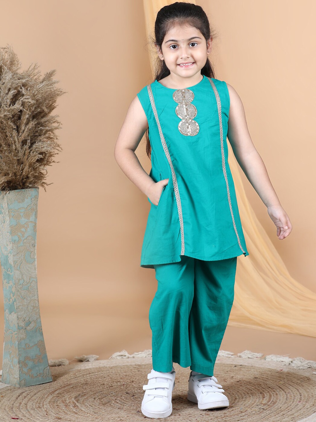 

AWW HUNNIE Girls A-Line Sequinned Sleeveless Pure Cotton Kurta Sets, Green