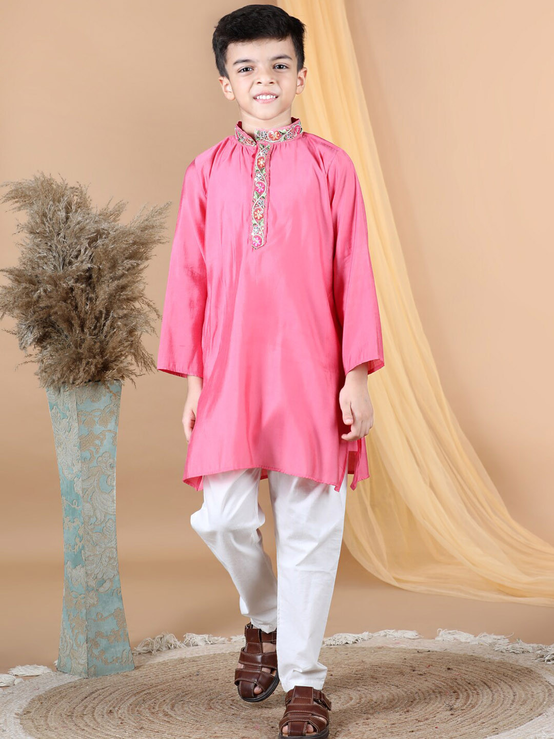 

AWW HUNNIE Boys Mandrain Collar Thread Work Kurta Set, Pink