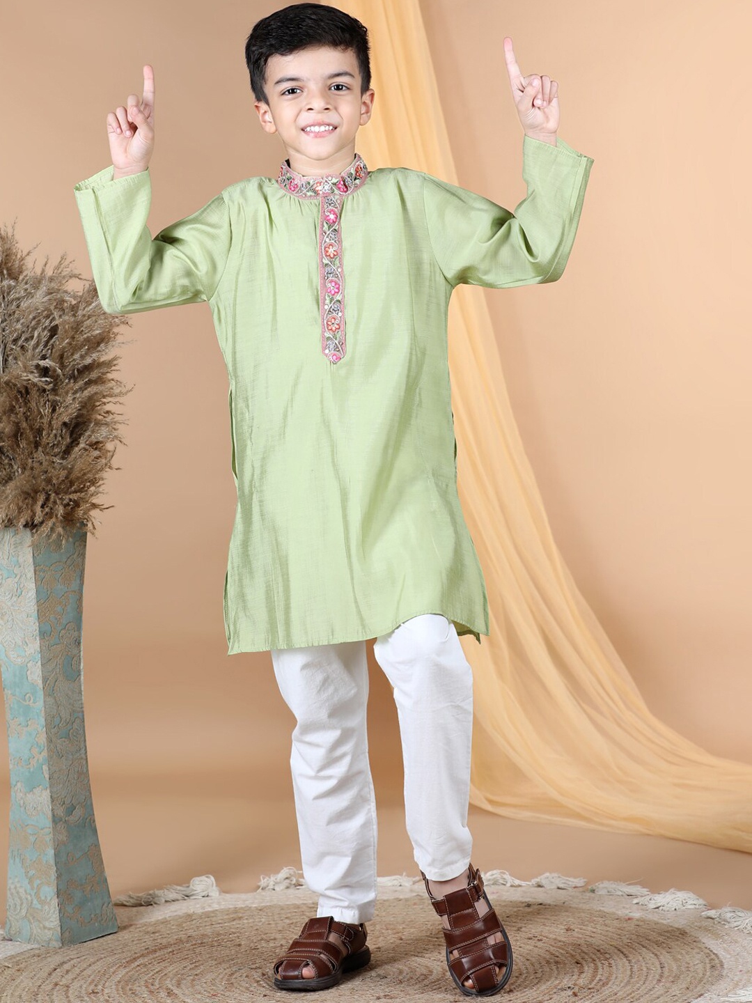 

AWW HUNNIE Boys Thread Work Detailed Mandarin Collar Kurta with Pyjamas, Green