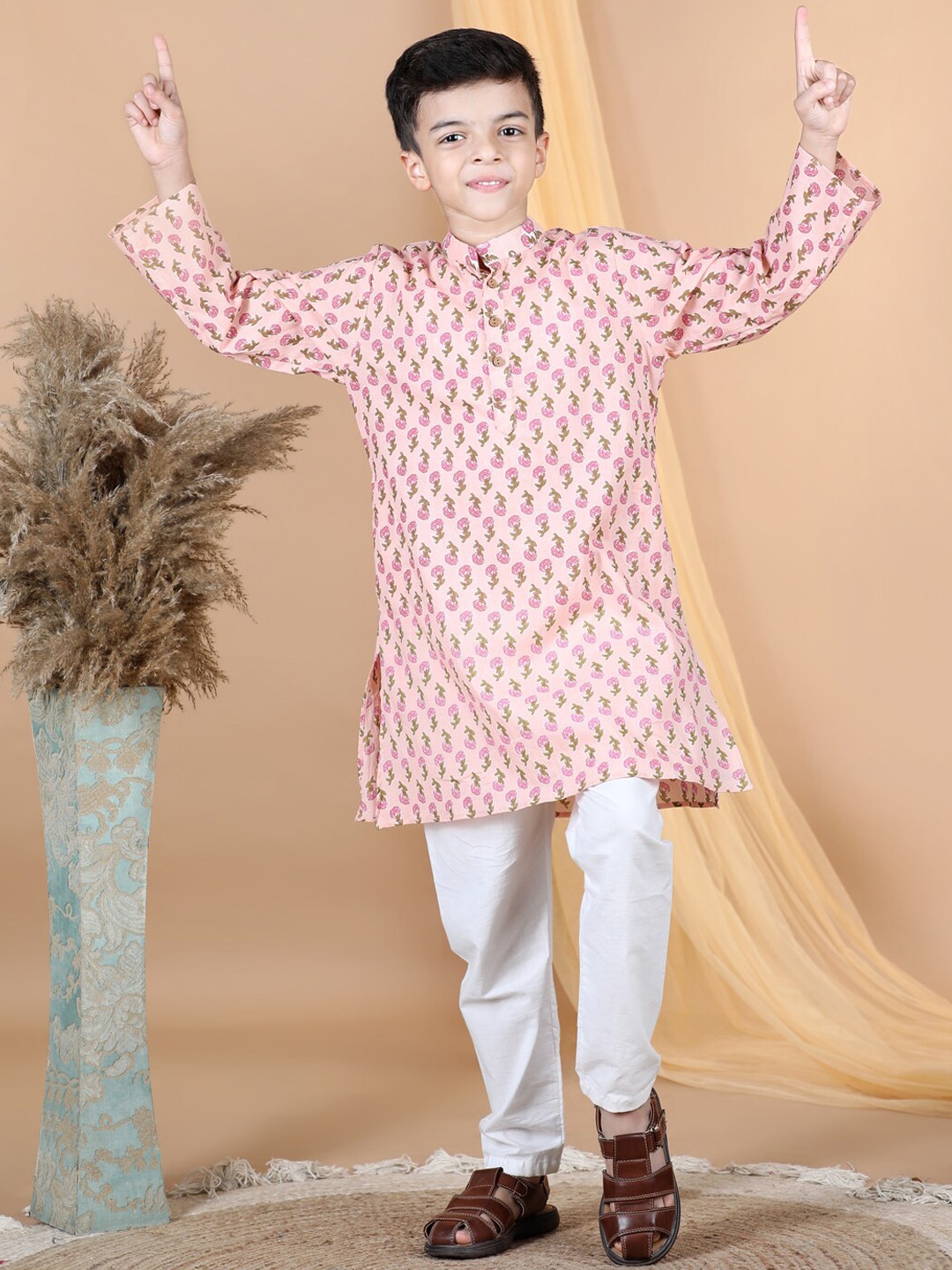 

AWW HUNNIE Boys Floral Printed Mandarin Collar Pure Cotton Kurta with Pyjamas, Peach