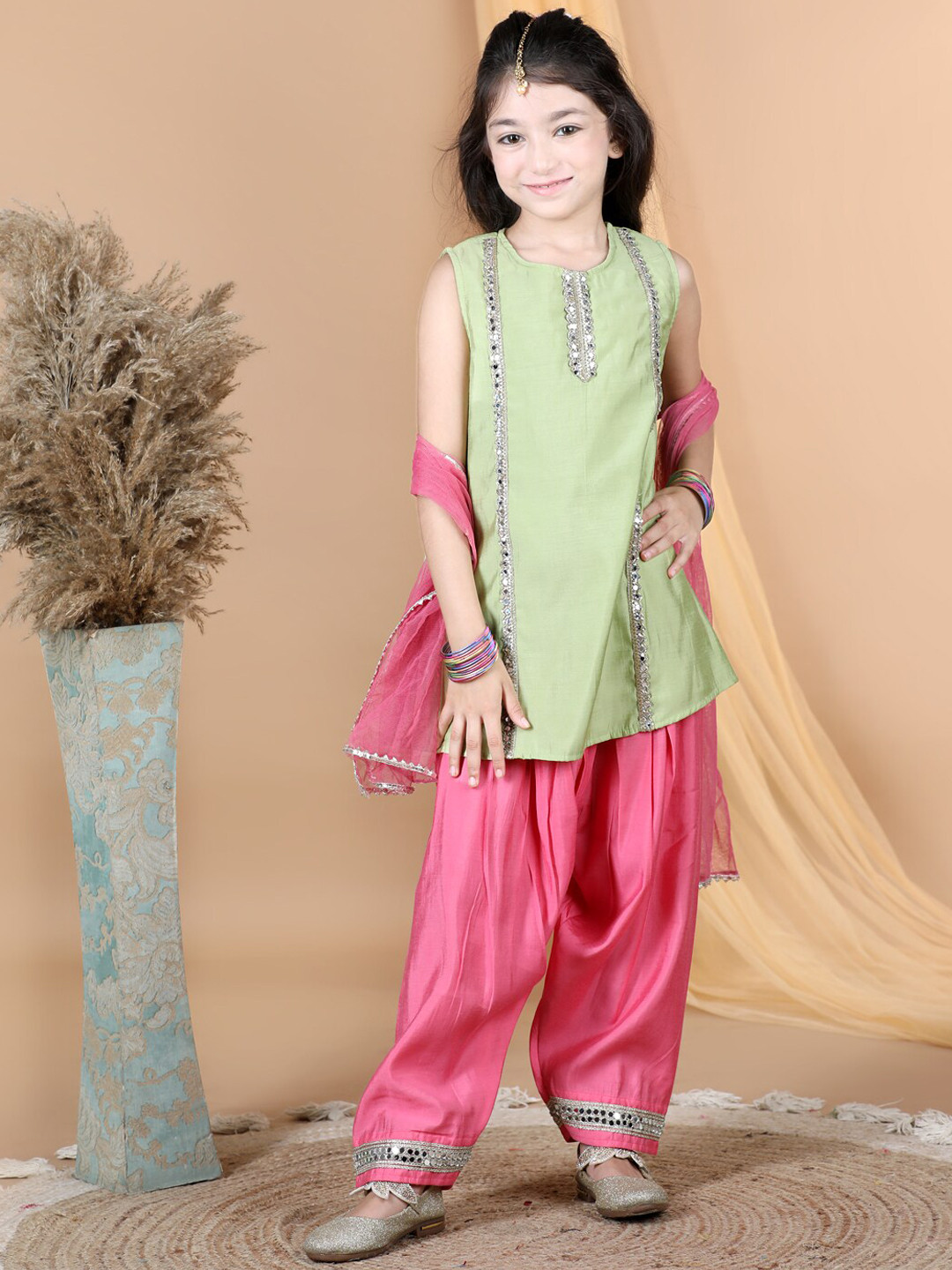 

AWW HUNNIE Girls Ethnic Motifs Embroidered Gotta Patti Kurti & Salwar with Dupatta, Green