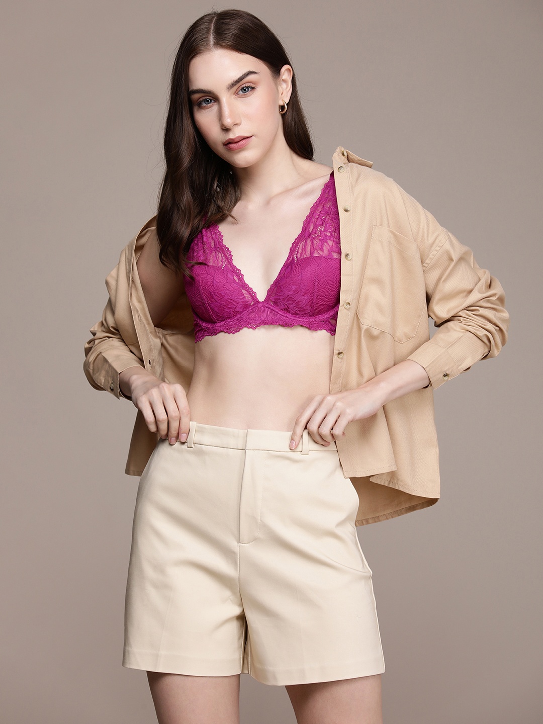 

Calvin Klein Underwear Medium Coverage Underwired Lightly Padded Plunge Bra QF6396VID, Pink