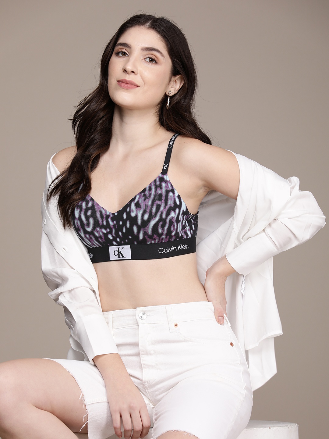 

Calvin Klein Underwear Abstract Medium Coverage Lightly Padded T-Shirt Bra QF7218GNF, Black