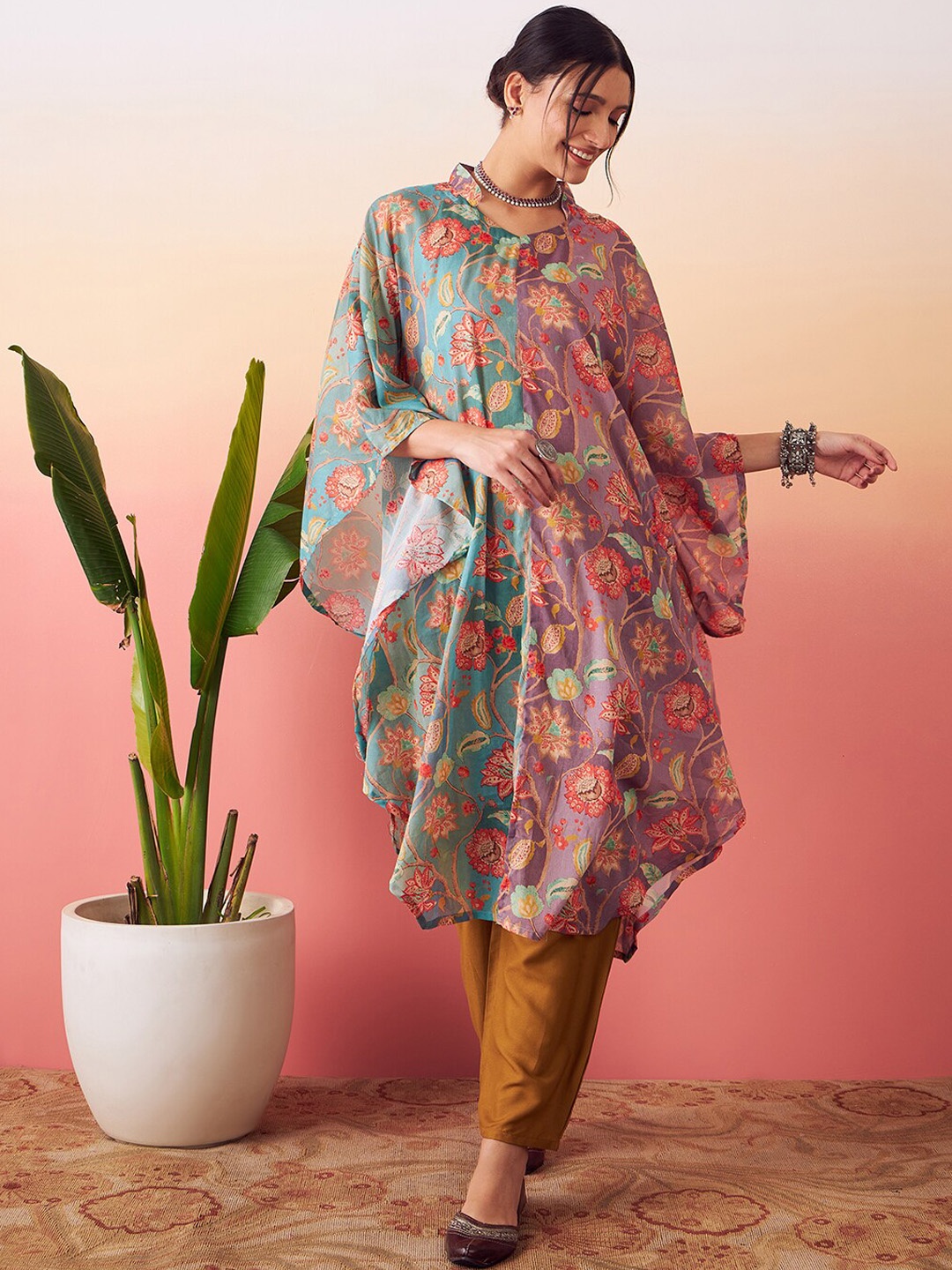 

stories of dori Floral Printed Mandarin Collar Flared Sleeves Kaftan Kurta with Trousers, Green