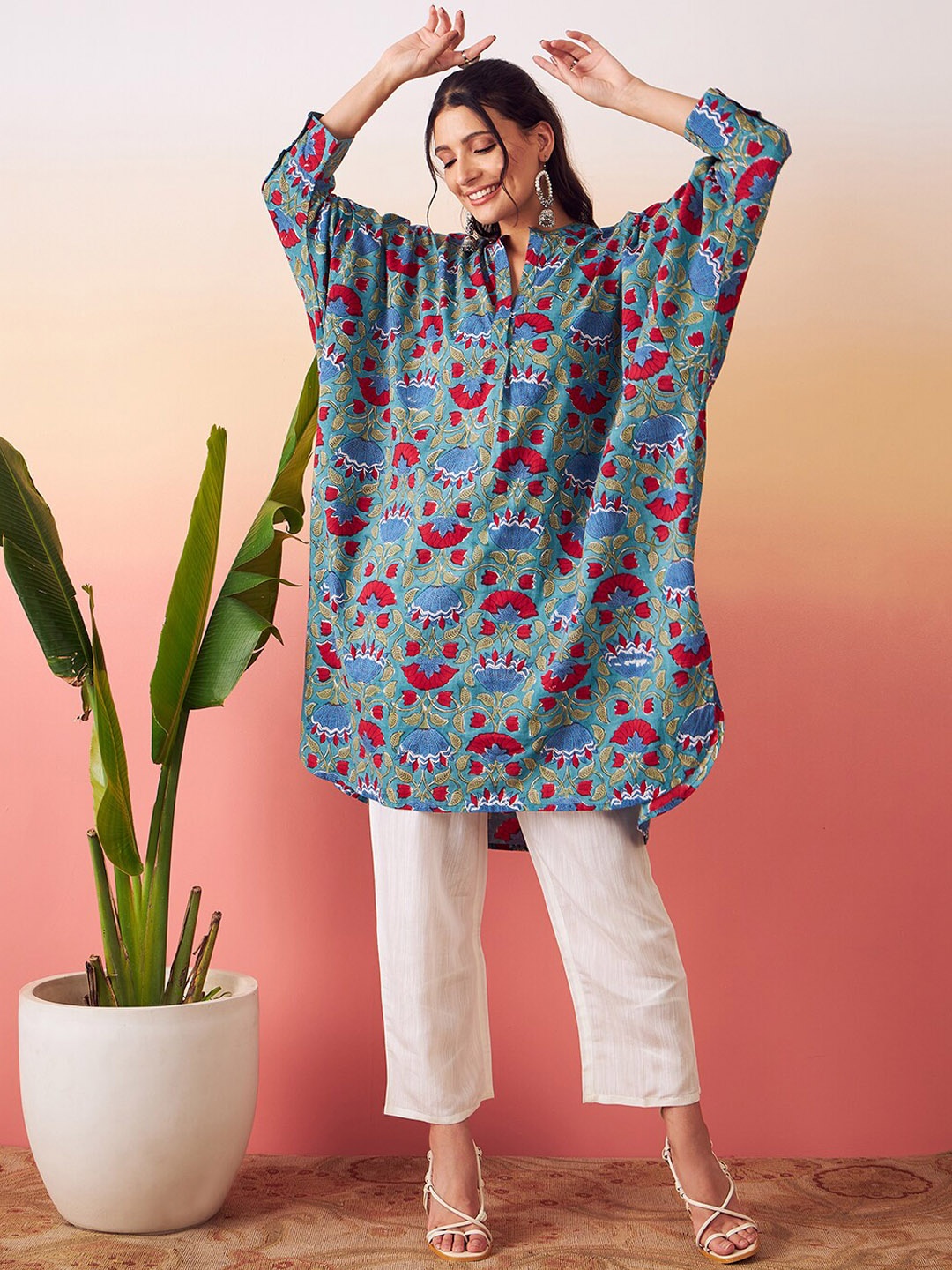 

stories of dori Floral Printed Mandarin Collar A-Line Kurta With Trousers, Green