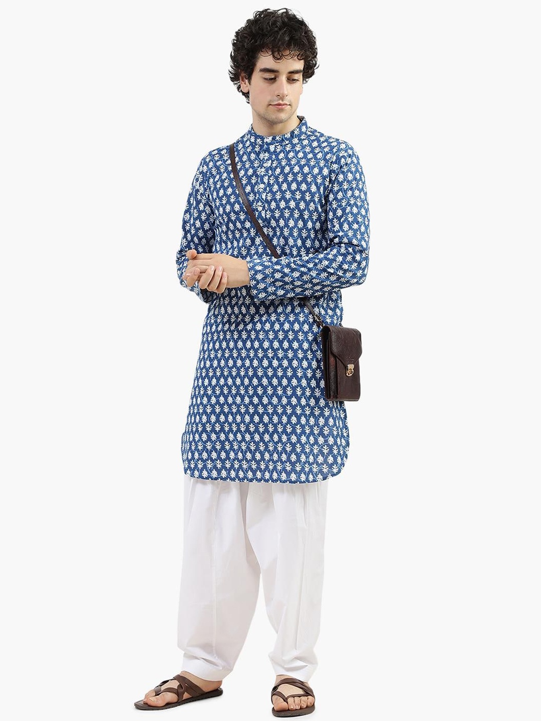 

Virgio Geometric Printed Cotton Mandarin Collar Kurta, Blue