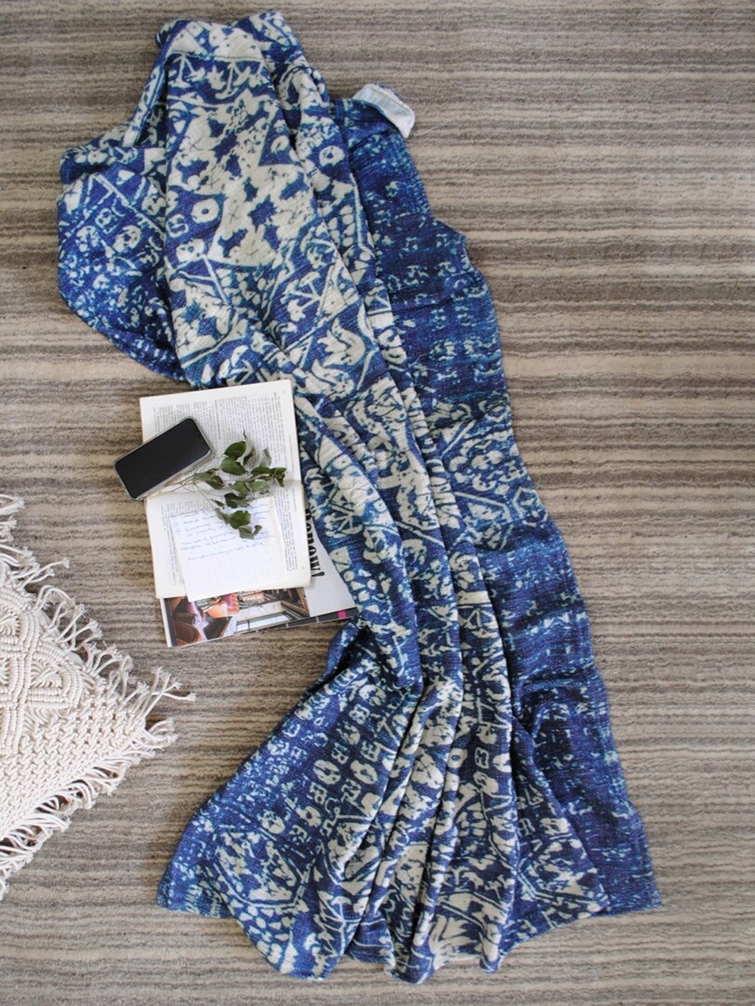 

Art Avenue Blue & White Geometric Printed Cotton Throw