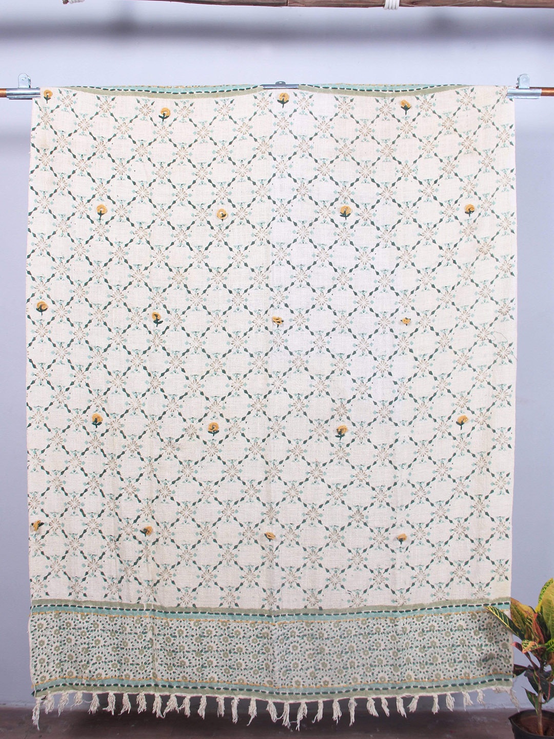 

Art Avenue White & Green Printed Cotton Throw