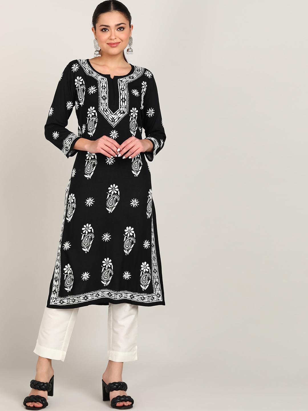 

VAHSON Ethnic Motifs Embroidered Chikankari Straight Kurta, Black