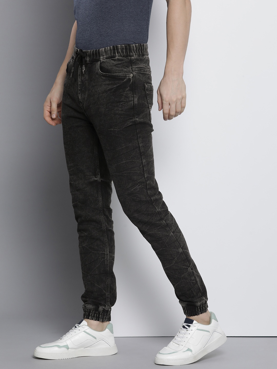 

The Indian Garage Co Men Slim Fit Light Fade Stretchable Jeans, Black