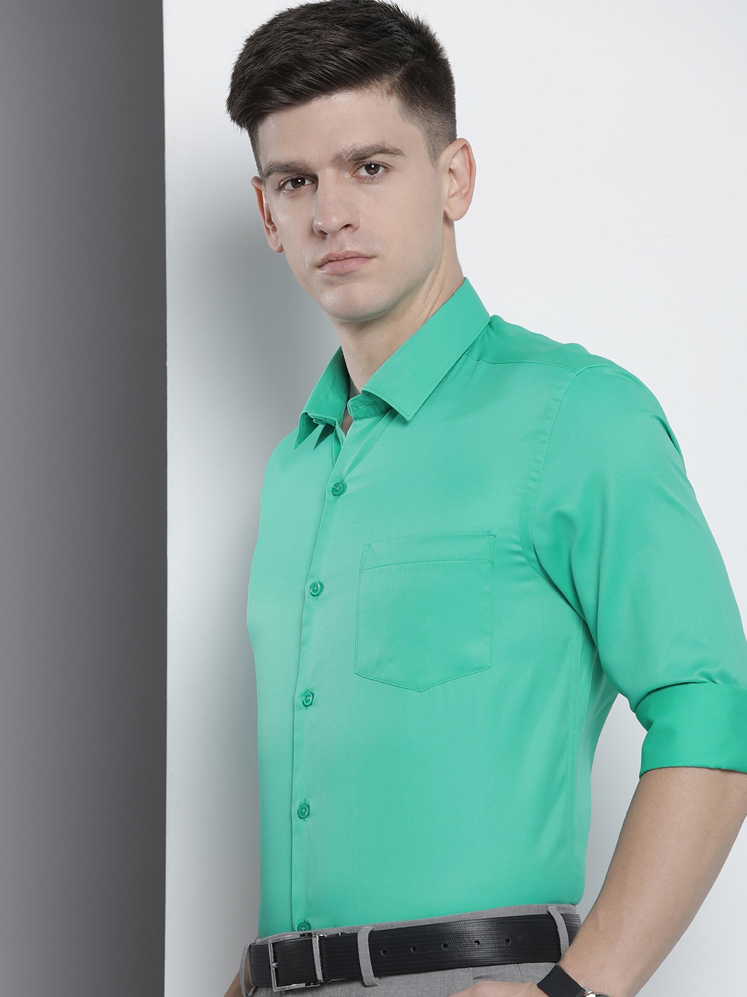 

The Indian Garage Co. X Luxe Men Solid Slim Fit Opaque Formal Shirt, Green
