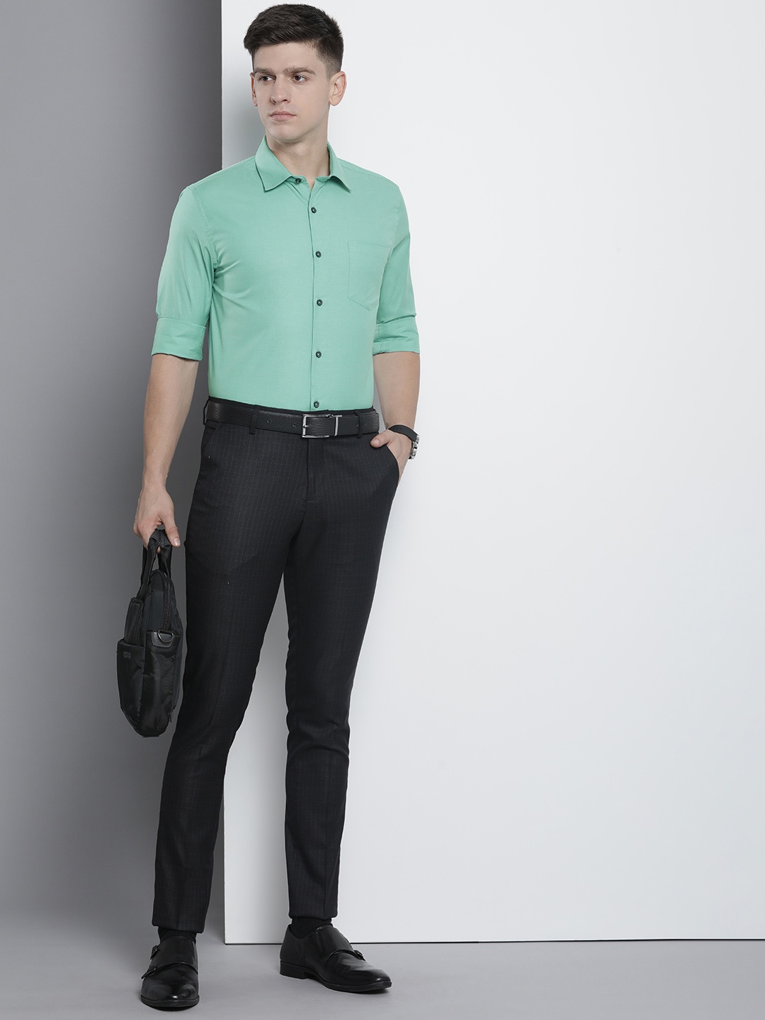 

The Indian Garage Co. X Luxe Men Solid Slim Fit Opaque Formal Shirt, Green