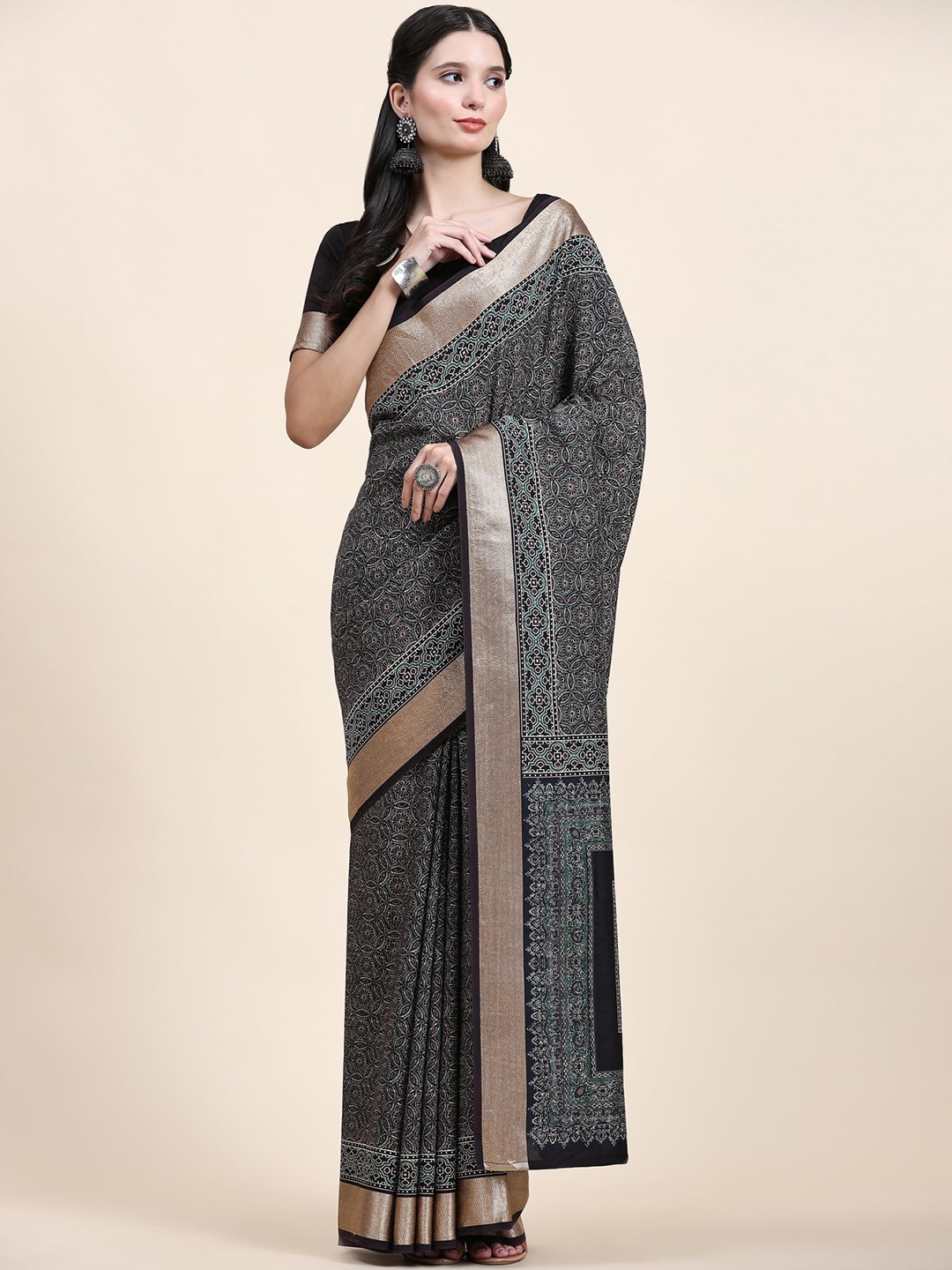 

Phenav Floral Printed Zari Saree, Black