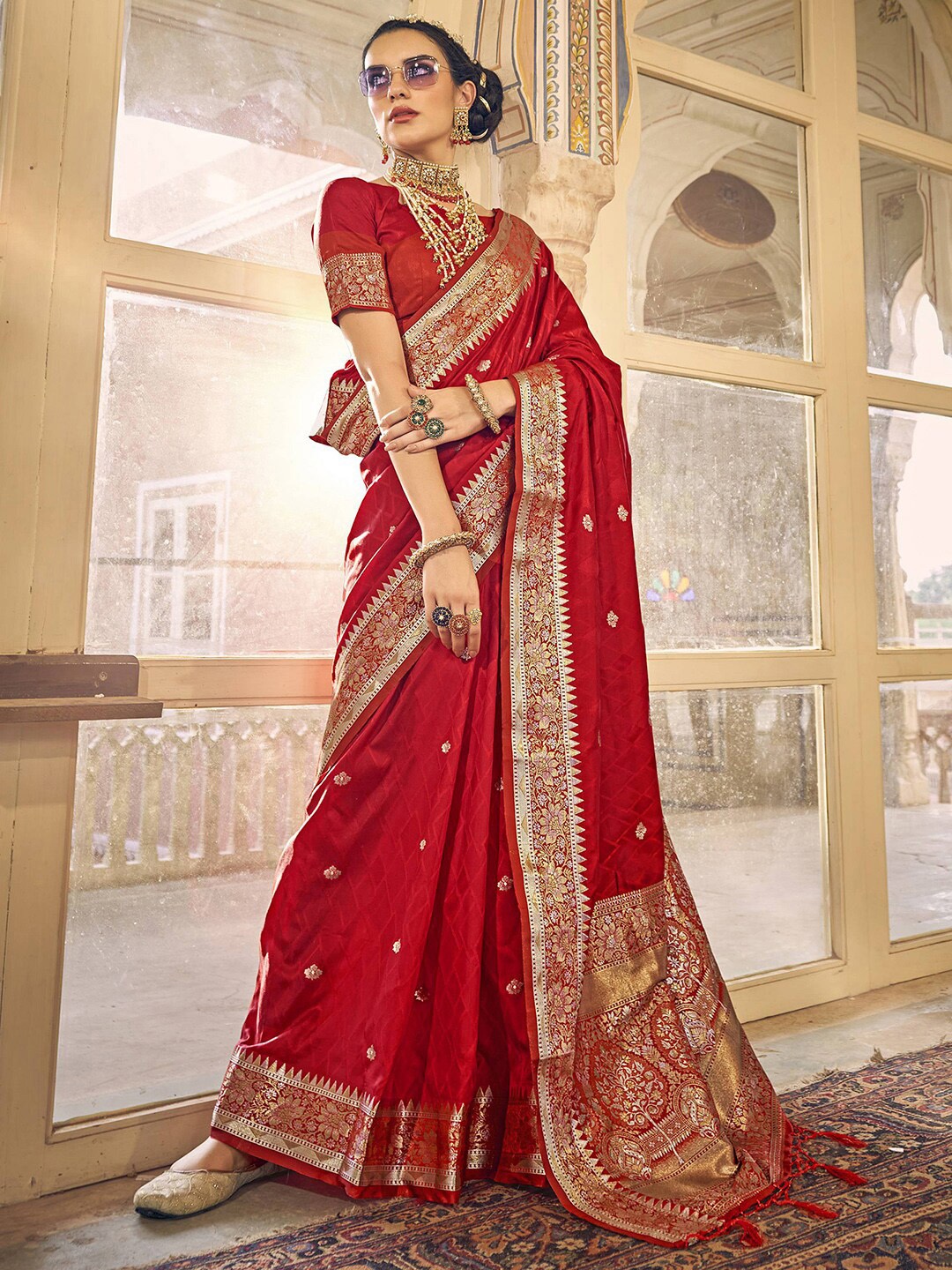

Satrani Floral Woven Design Zari Saree, Red