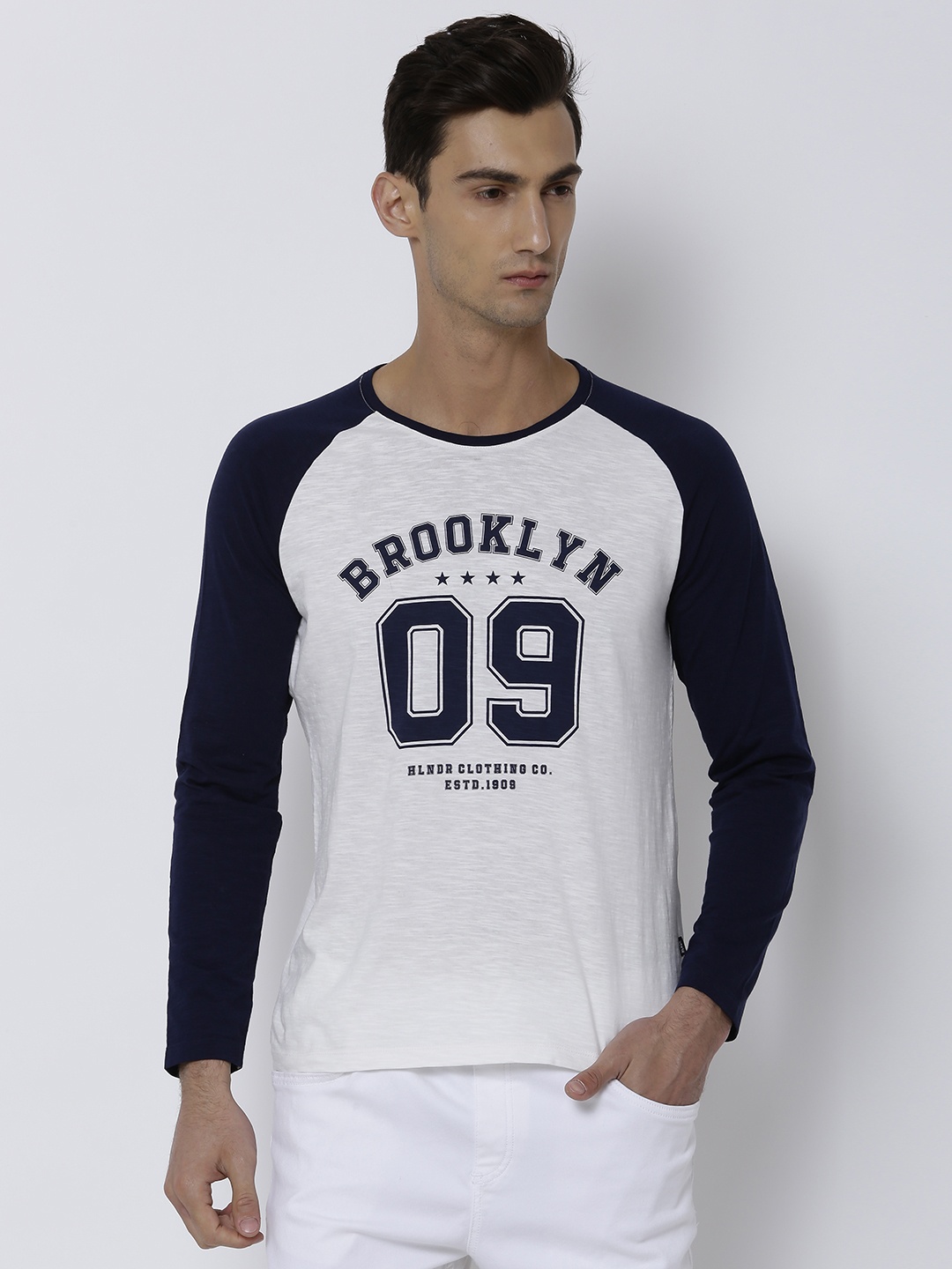 

HIGHLANDER Men Off-White & Navy Blue Printed Round Neck Slim Fit T-shirt