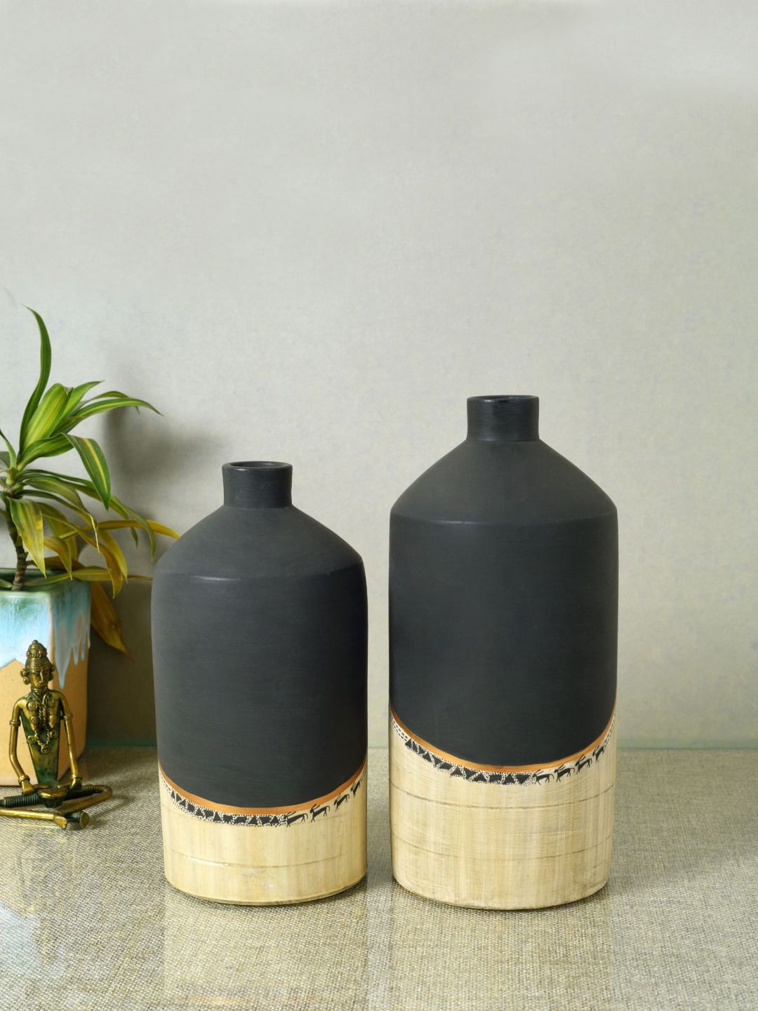 

AAKRITI ART CREATIONS 2-Pcs Black & Beige Colourblocked Terracotta Vases