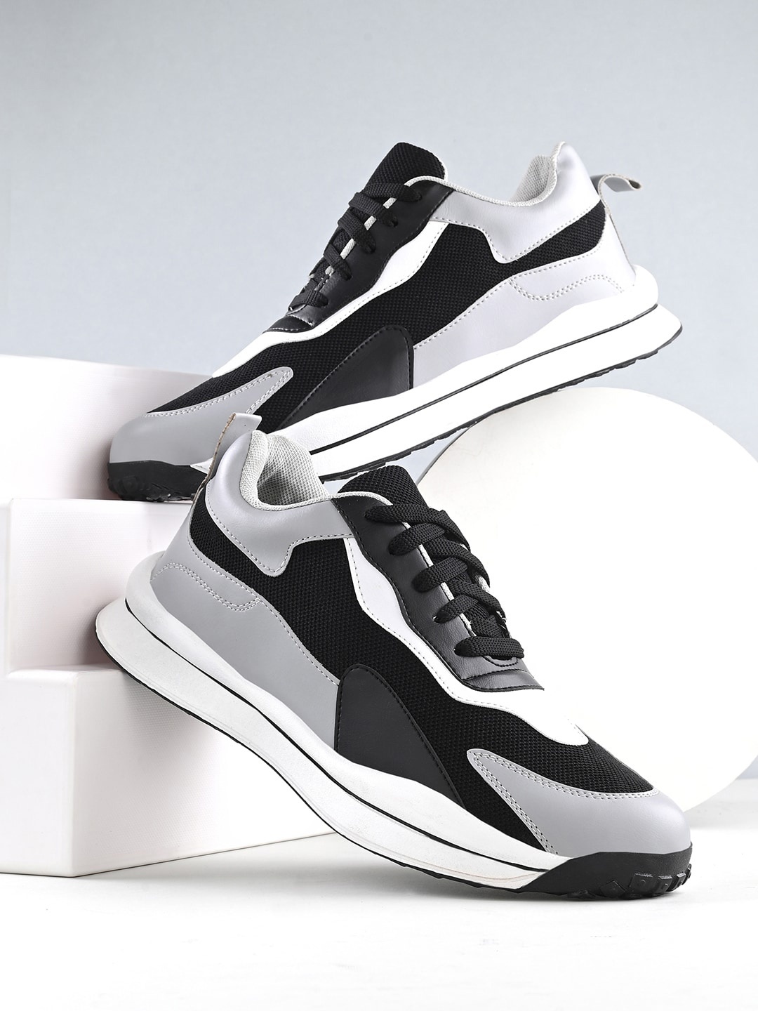 

The Roadster Lifestyle Co. Men Grey & Black Colourblocked Lightweight Sneakers