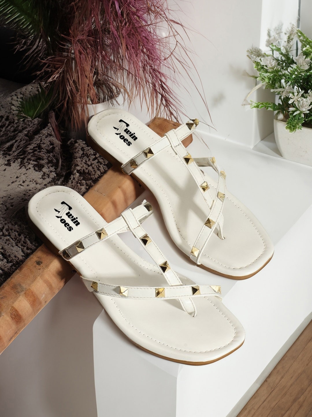 

TWIN TOES Embellished One Toe Flats, White
