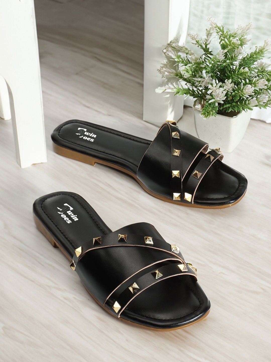 

TWIN TOES Embellished Open Toe Flats, Black