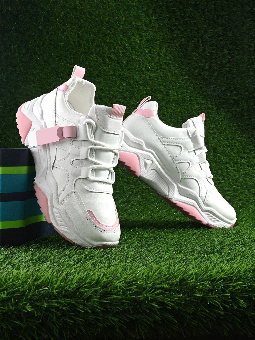 

The Roadster Lifestyle Co. Women White & Pink Textured Walking Shoes