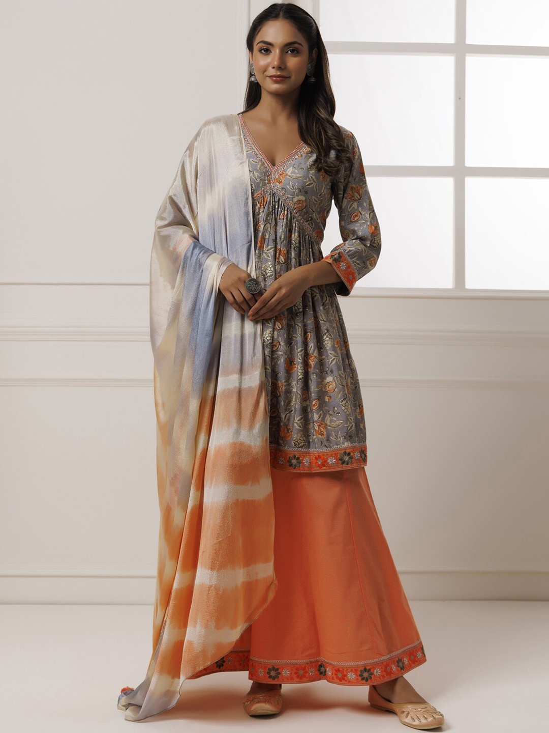 

Geroo Jaipur V Neck Floral Printed Thread Work Empire Kurta & Skirt With Dupatta, Grey