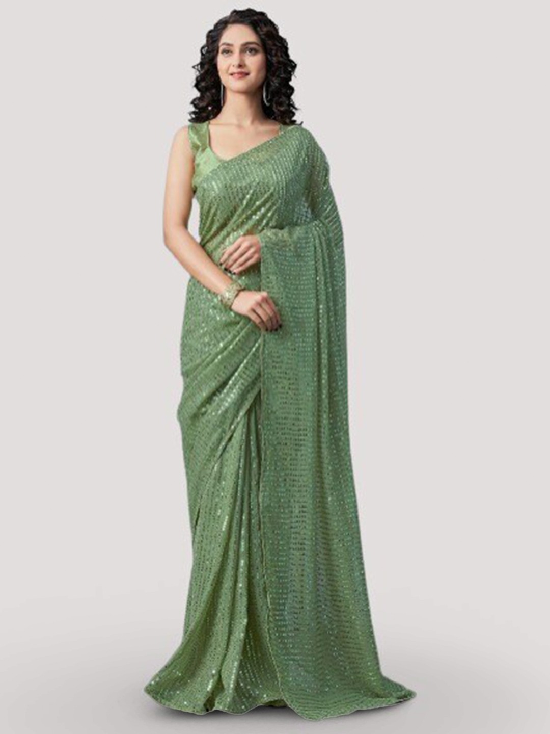 

DIVASTRI Embellished Sequinned Saree, Green