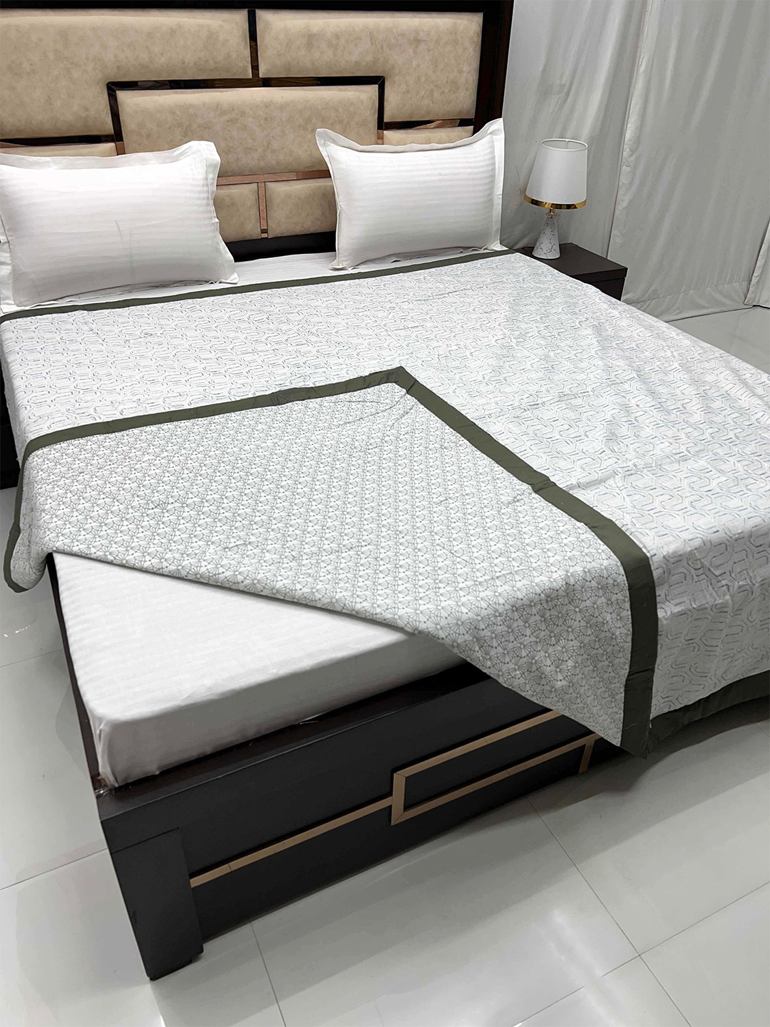 

Pure Decor White & Green AC Room Reversible 300 GSM Double Bed Dohar