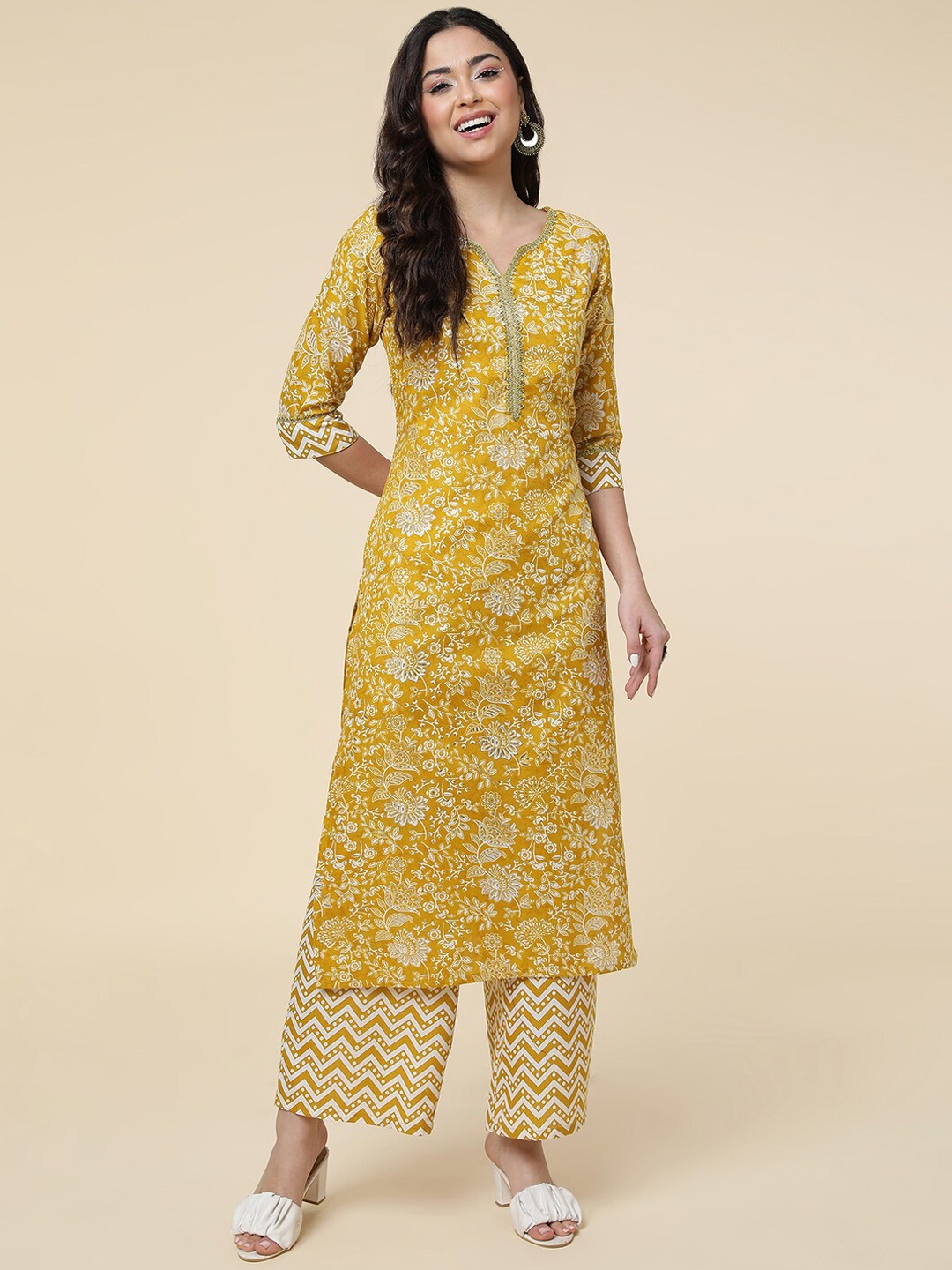 

CLEMIRA Floral Printed Regular Gotta Patti Kurta with Palazzos, Yellow