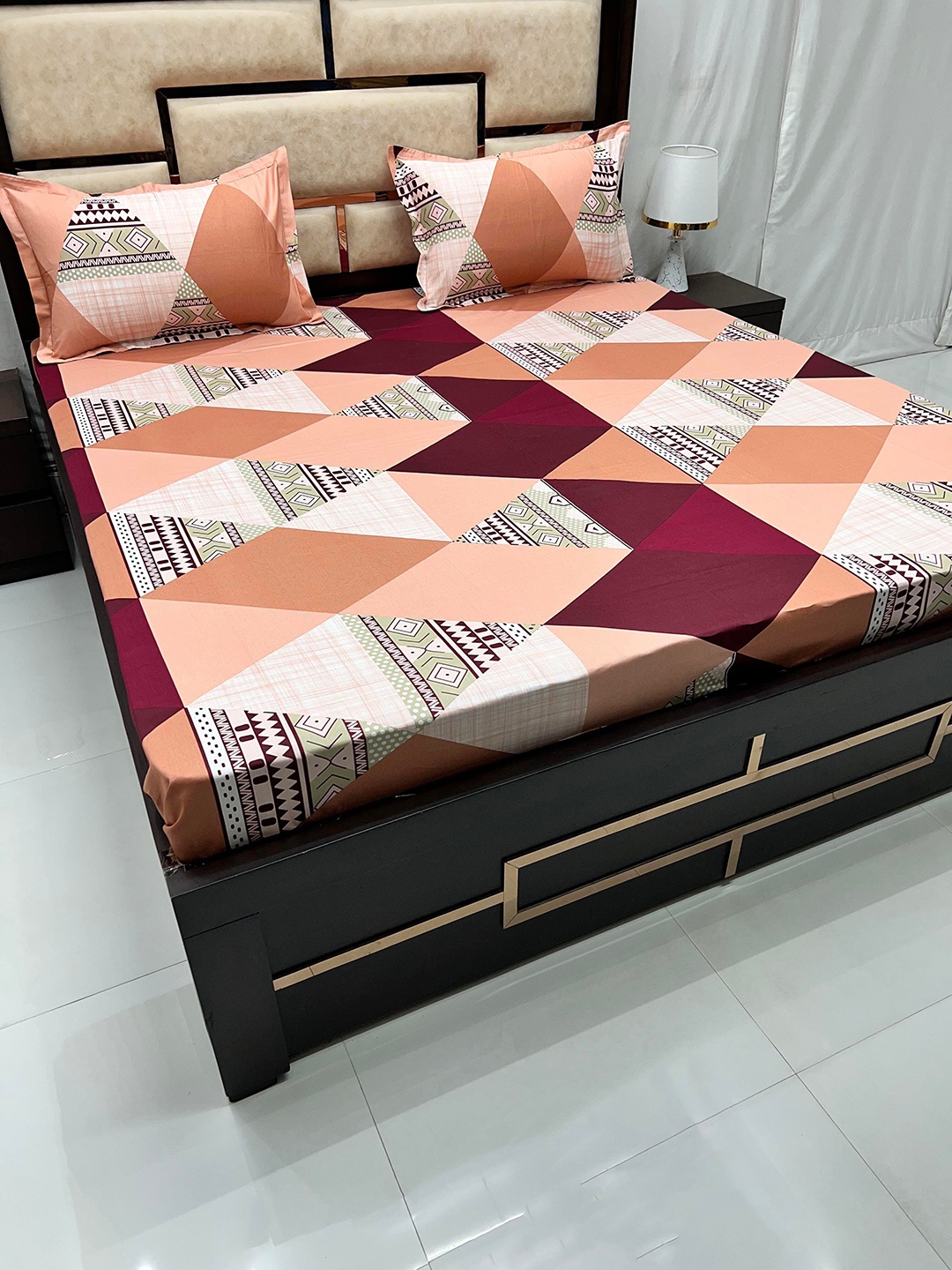 

Pure Decor Velar Sib Maroon Geometric Cotton 400 TC King Bedsheet With 2 Pillow Covers